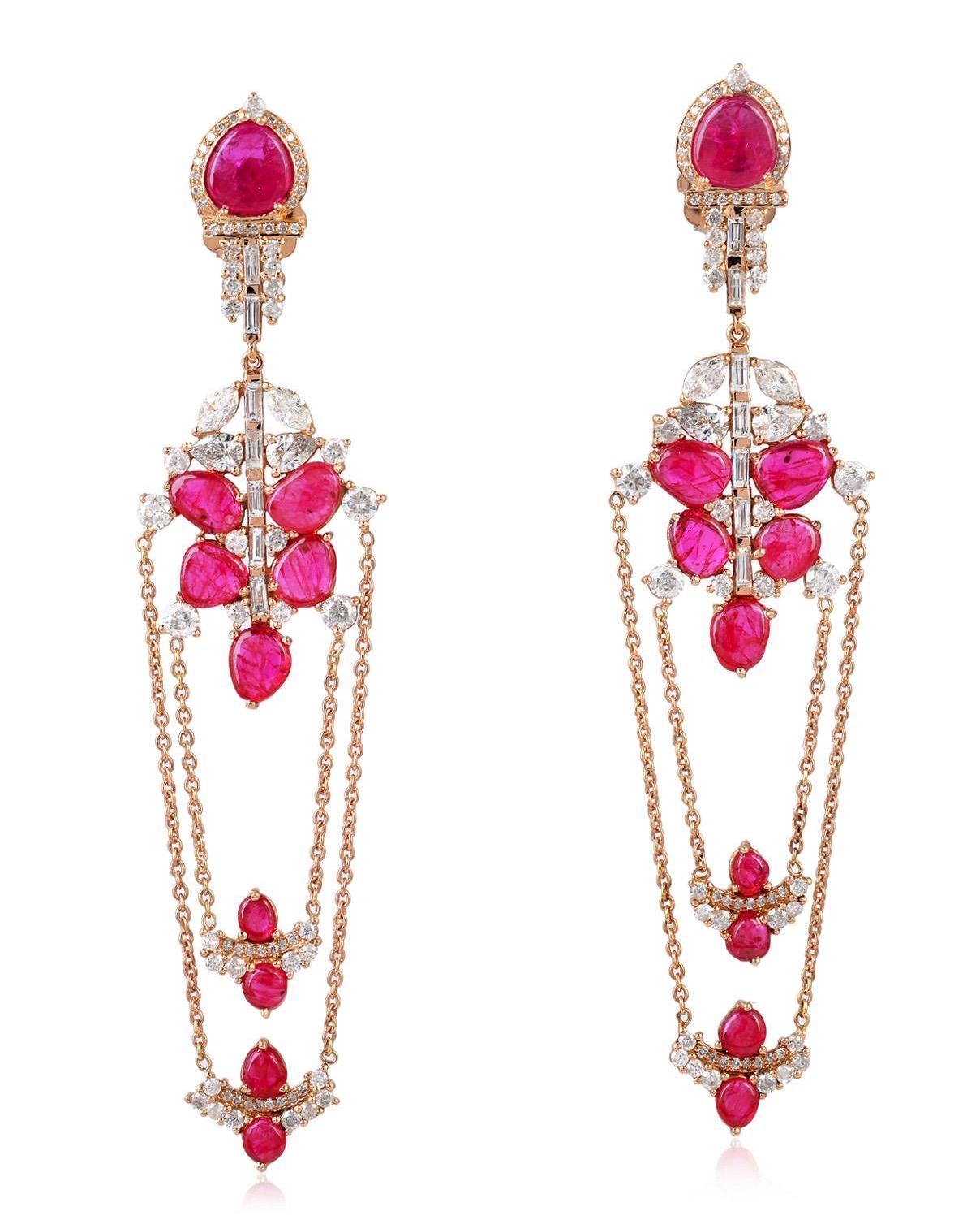 Taille mixte Boucles d'oreilles en goutte à chaîne en or 14 carats avec diamants et rubis de 8,5 carats en vente