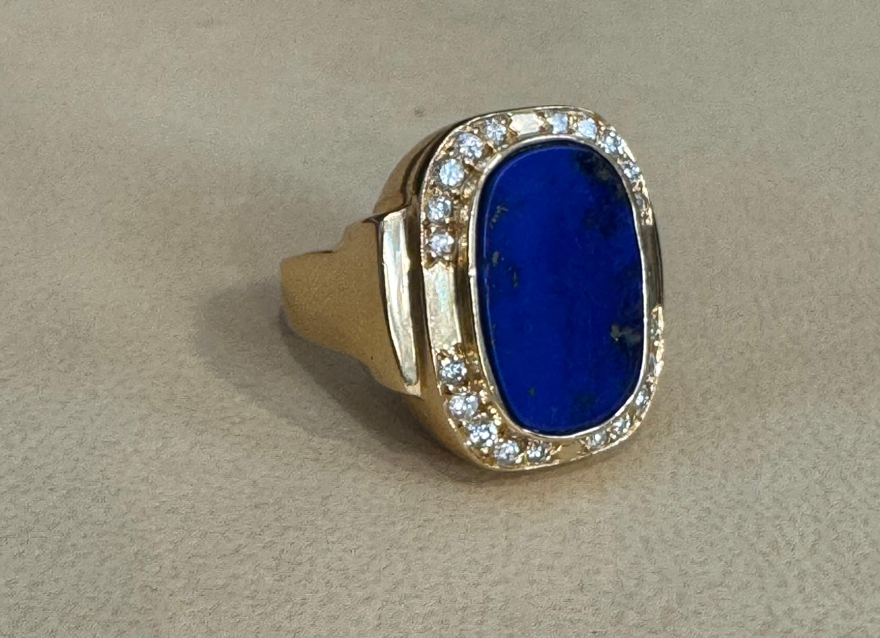 Wir präsentieren unseren exquisiten Estate Lapis Lazuli Ring aus 14 Karat Gelbgold. Dieser atemberaubende Ring besteht aus einem hochwertigen, natürlichen Lapislazuli-Edelstein von ca. 8,5 Karat im Smaragdschliff. Die Farbe, der Schliff und die