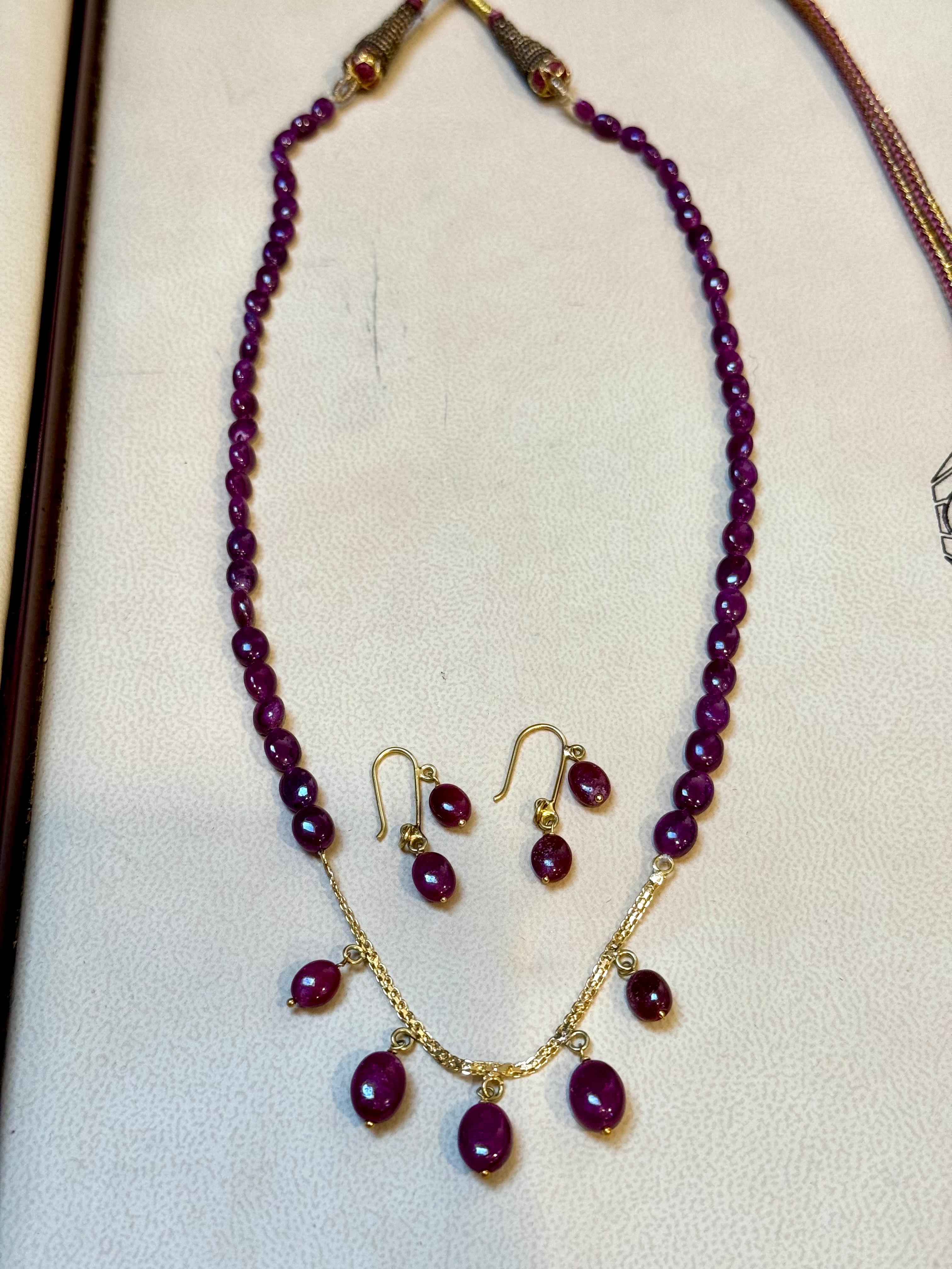 Collier d'environ 85 ct de perles de rubis naturel avec 5 perles de rubis suspendues à une chaîne en or 22 carats et boucles d'oreilles assorties en or 22 carats.
Poids léger 
16