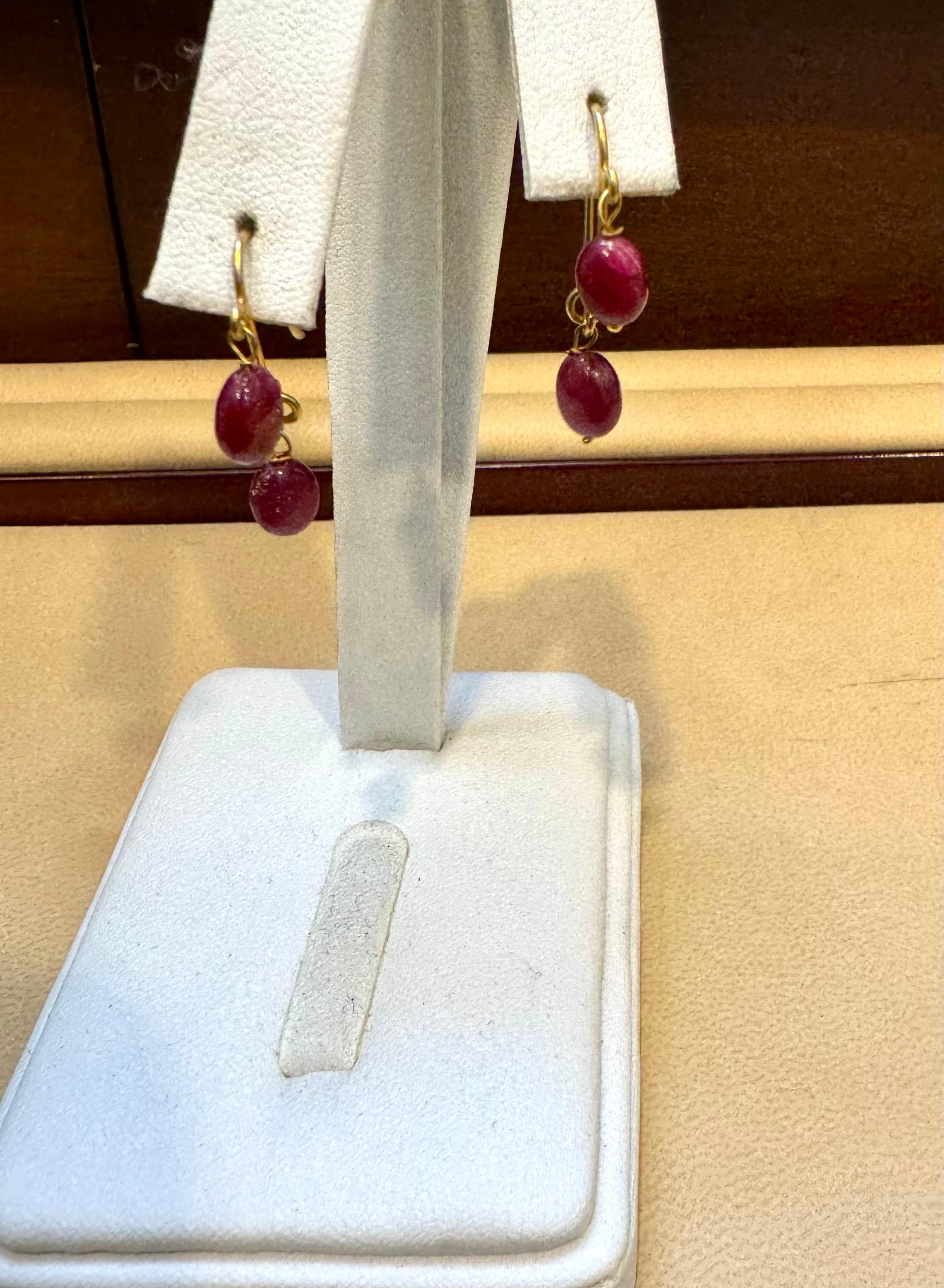 Collier à un rang unique de perles de rubis naturels 85 carats + boucles d'oreilles assorties en or 22 carats Excellent état - En vente à New York, NY