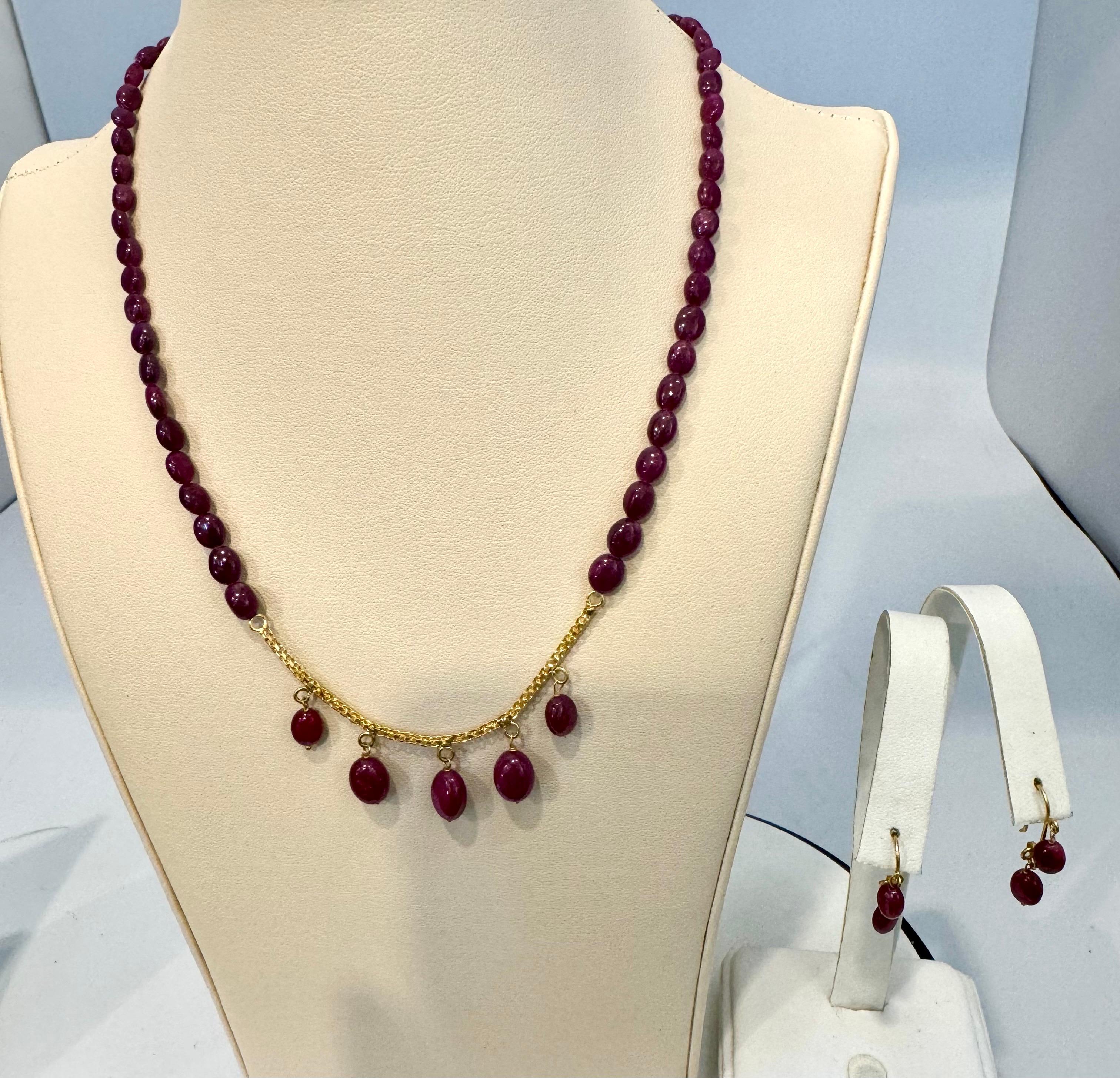 Collier à un rang unique de perles de rubis naturels 85 carats + boucles d'oreilles assorties en or 22 carats Pour femmes en vente