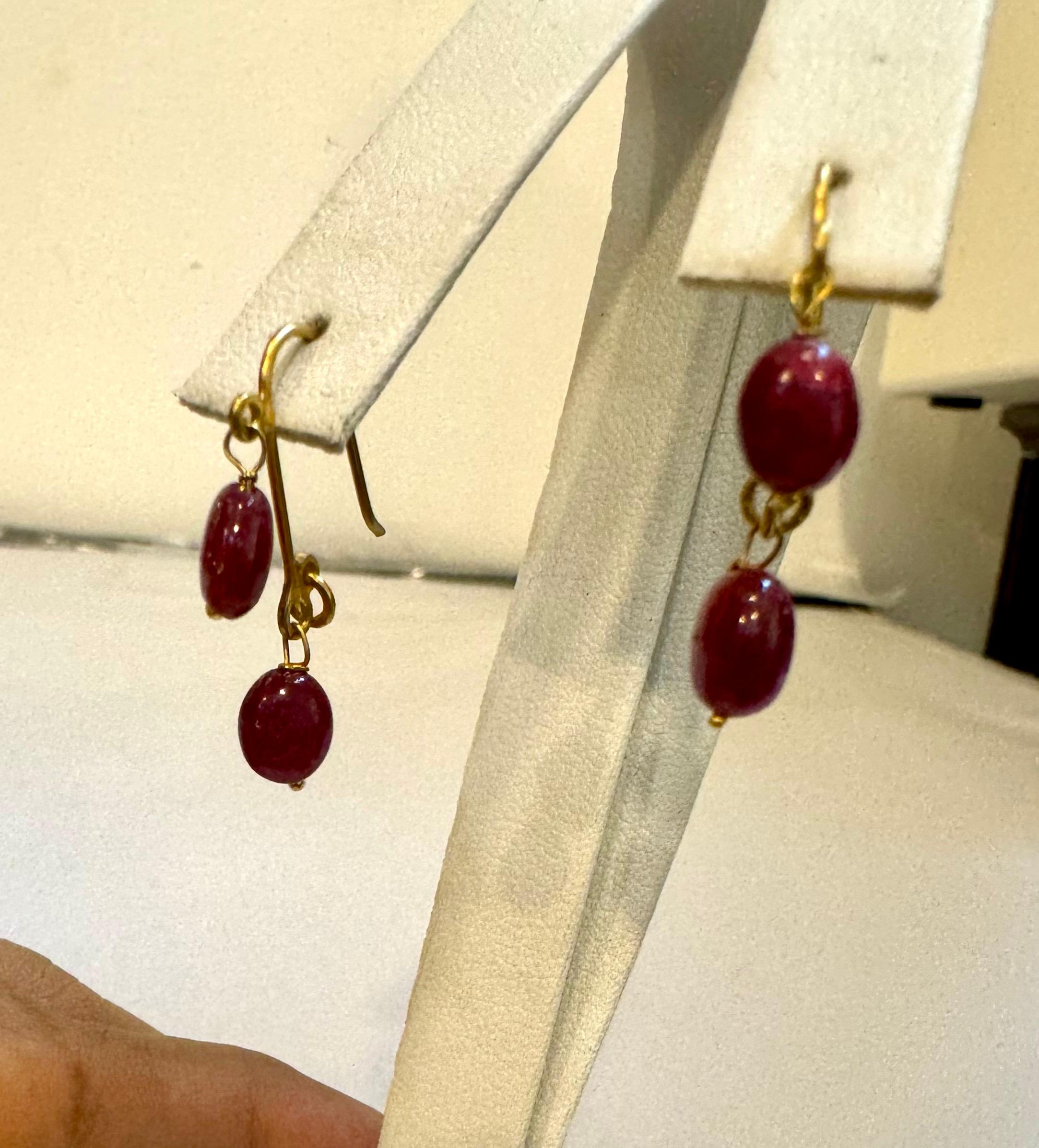 Collier à un rang unique de perles de rubis naturels 85 carats + boucles d'oreilles assorties en or 22 carats en vente 1