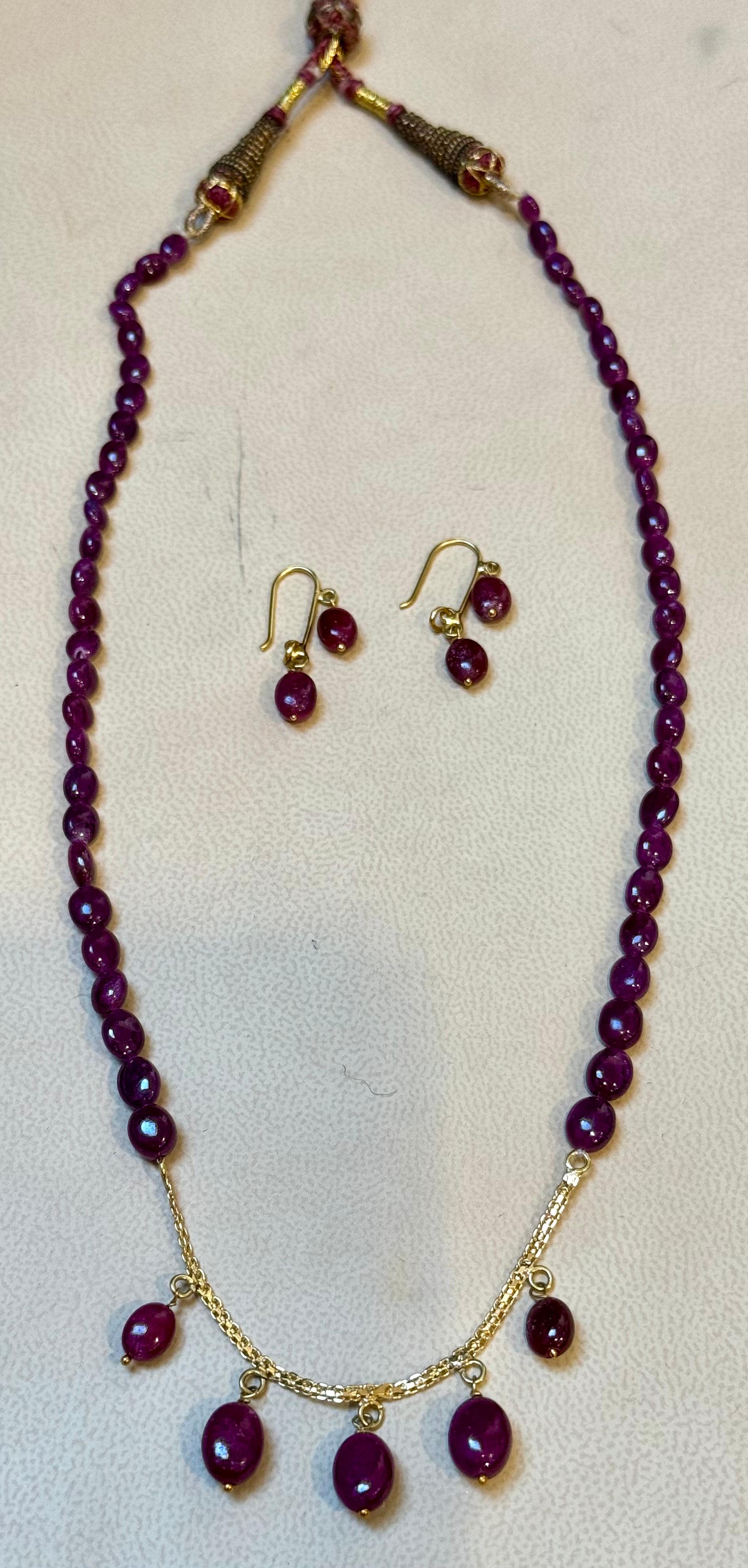 Collier à un rang unique de perles de rubis naturels 85 carats + boucles d'oreilles assorties en or 22 carats en vente 2