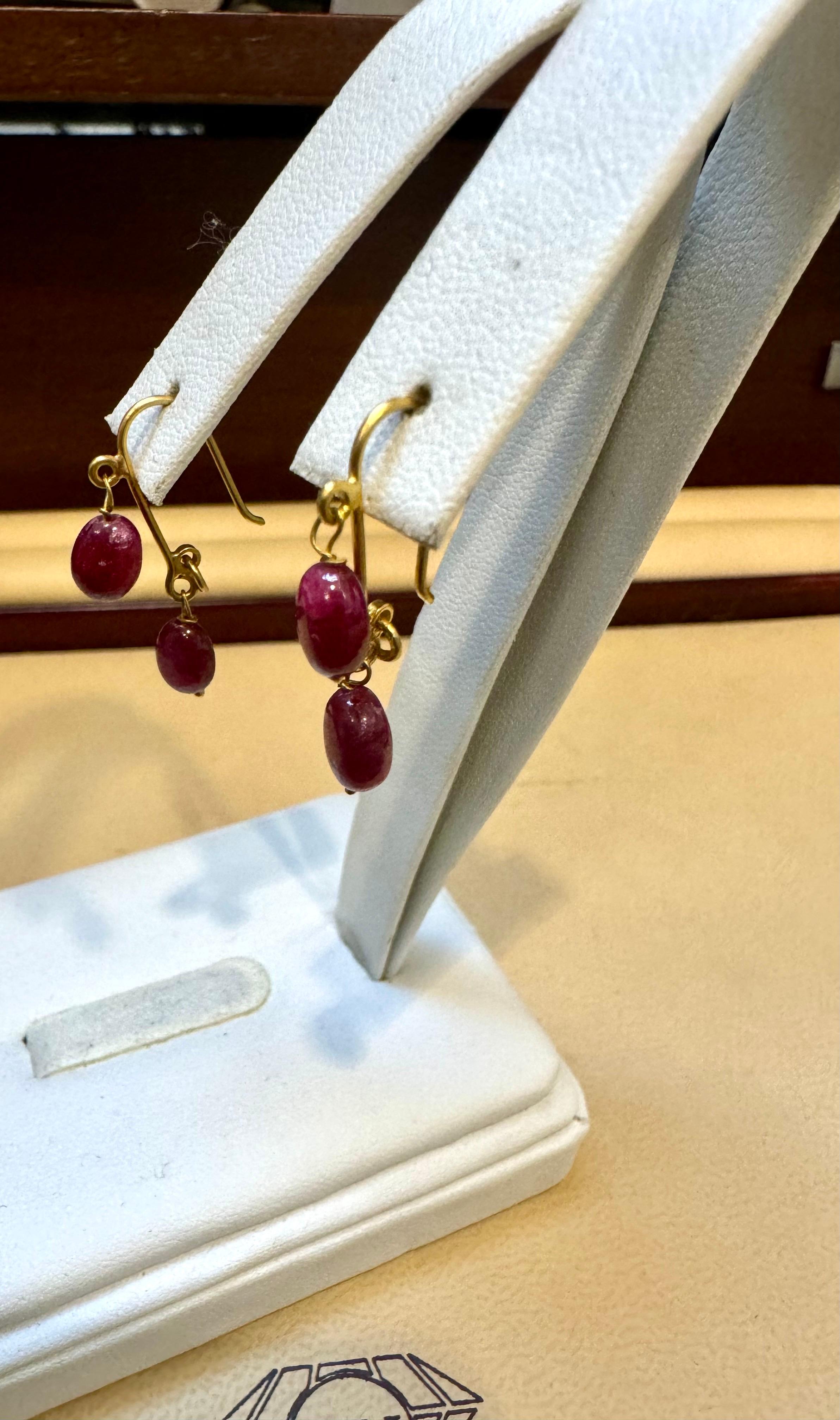 Collier à un rang unique de perles de rubis naturels 85 carats + boucles d'oreilles assorties en or 22 carats en vente 3