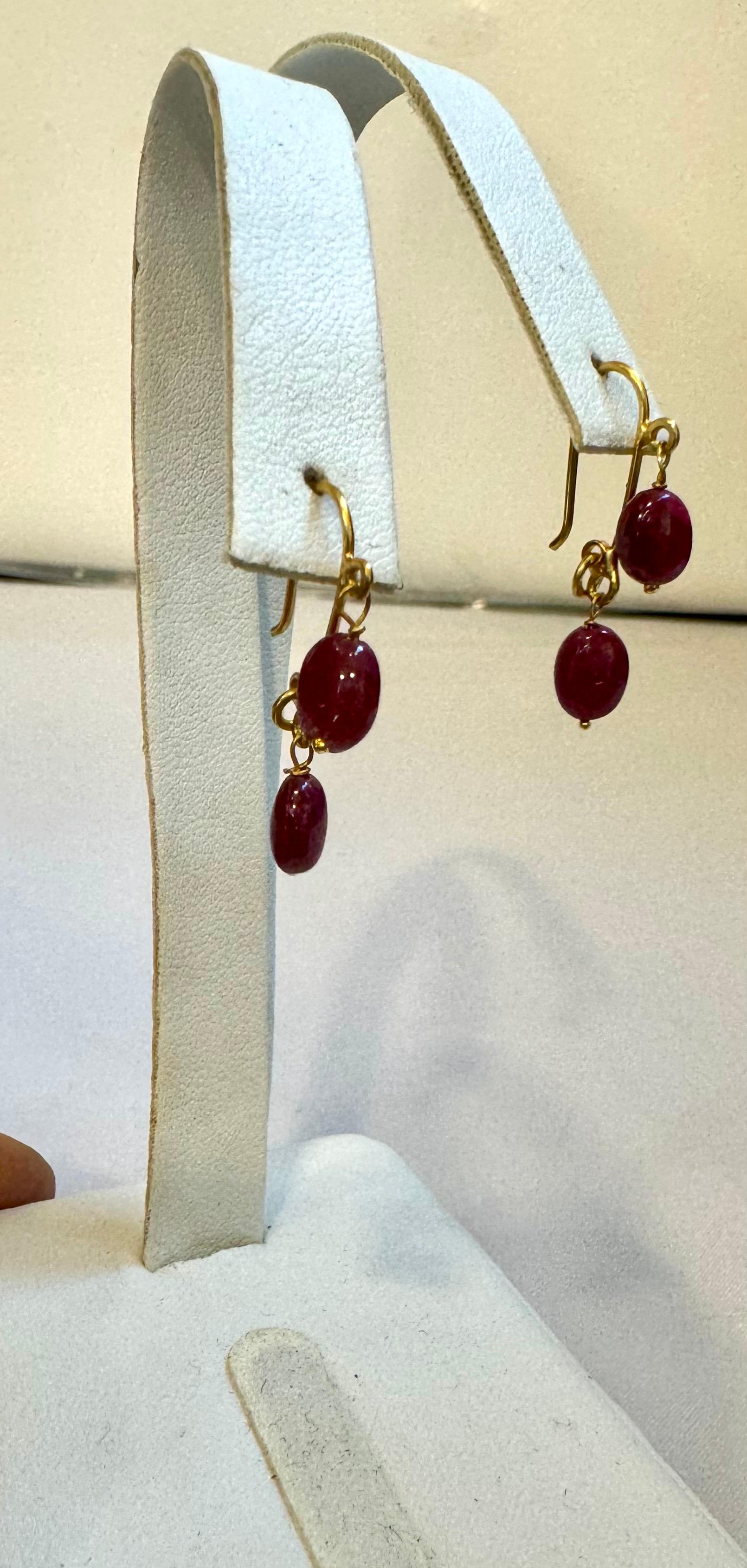 Collier à un rang unique de perles de rubis naturels 85 carats + boucles d'oreilles assorties en or 22 carats en vente 4