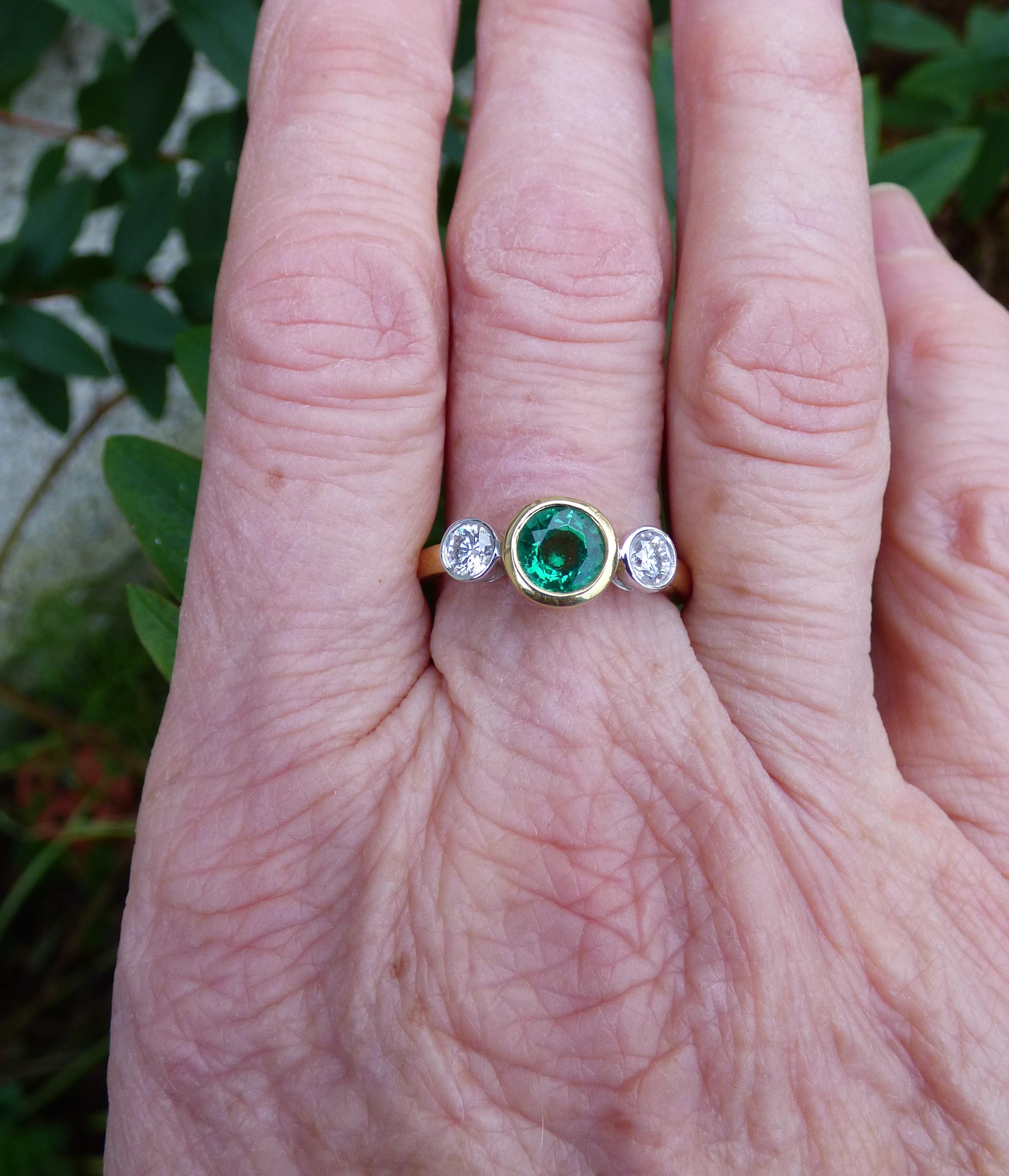 .85 ct. Round Emerald and Diamond Three Stone ring in 18K Gold In New Condition For Sale In Dublin, IE