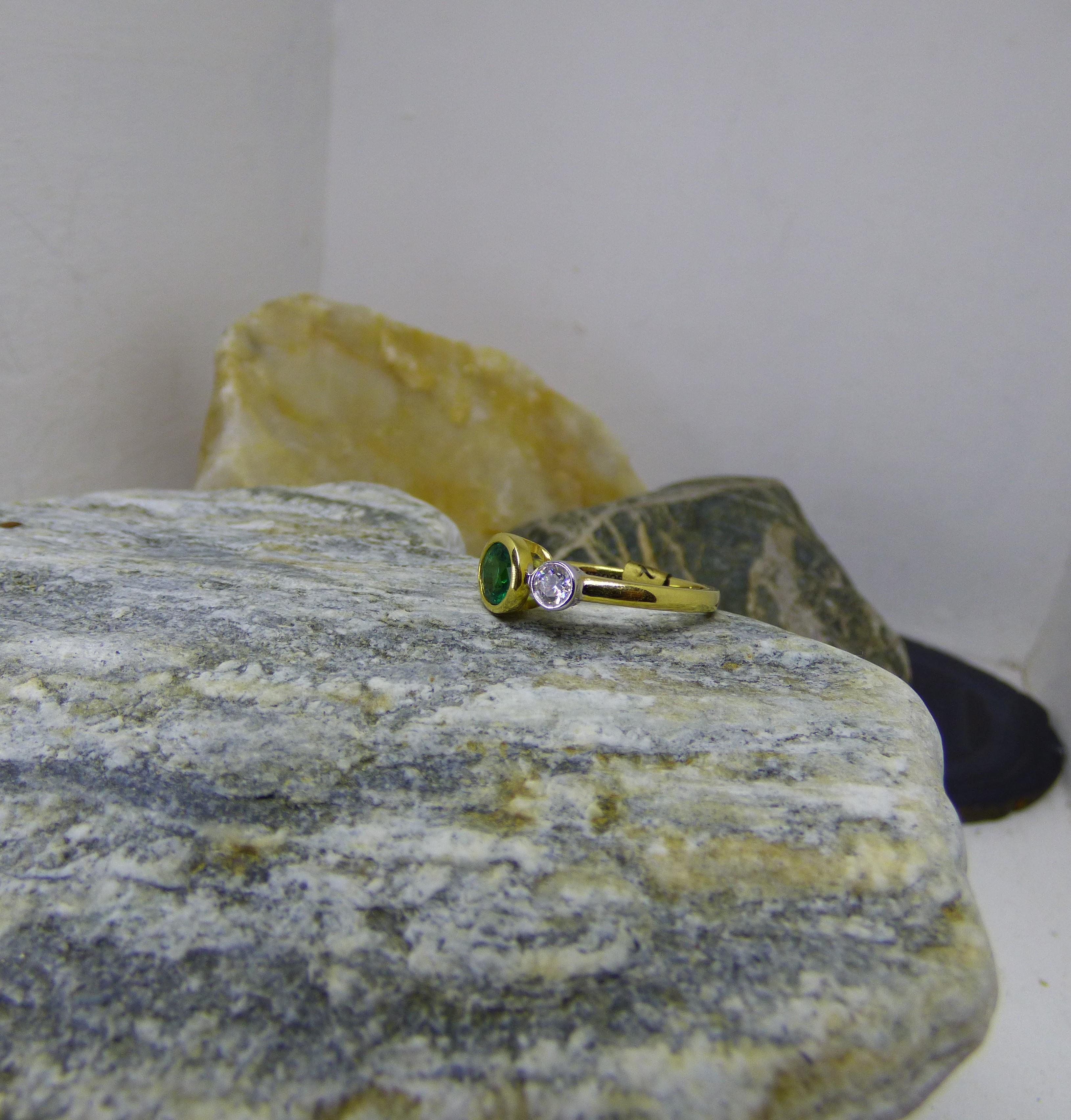 .85 ct. Runder Smaragd- und Diamantring mit drei Steinen aus 18 Karat Gold für Damen oder Herren im Angebot