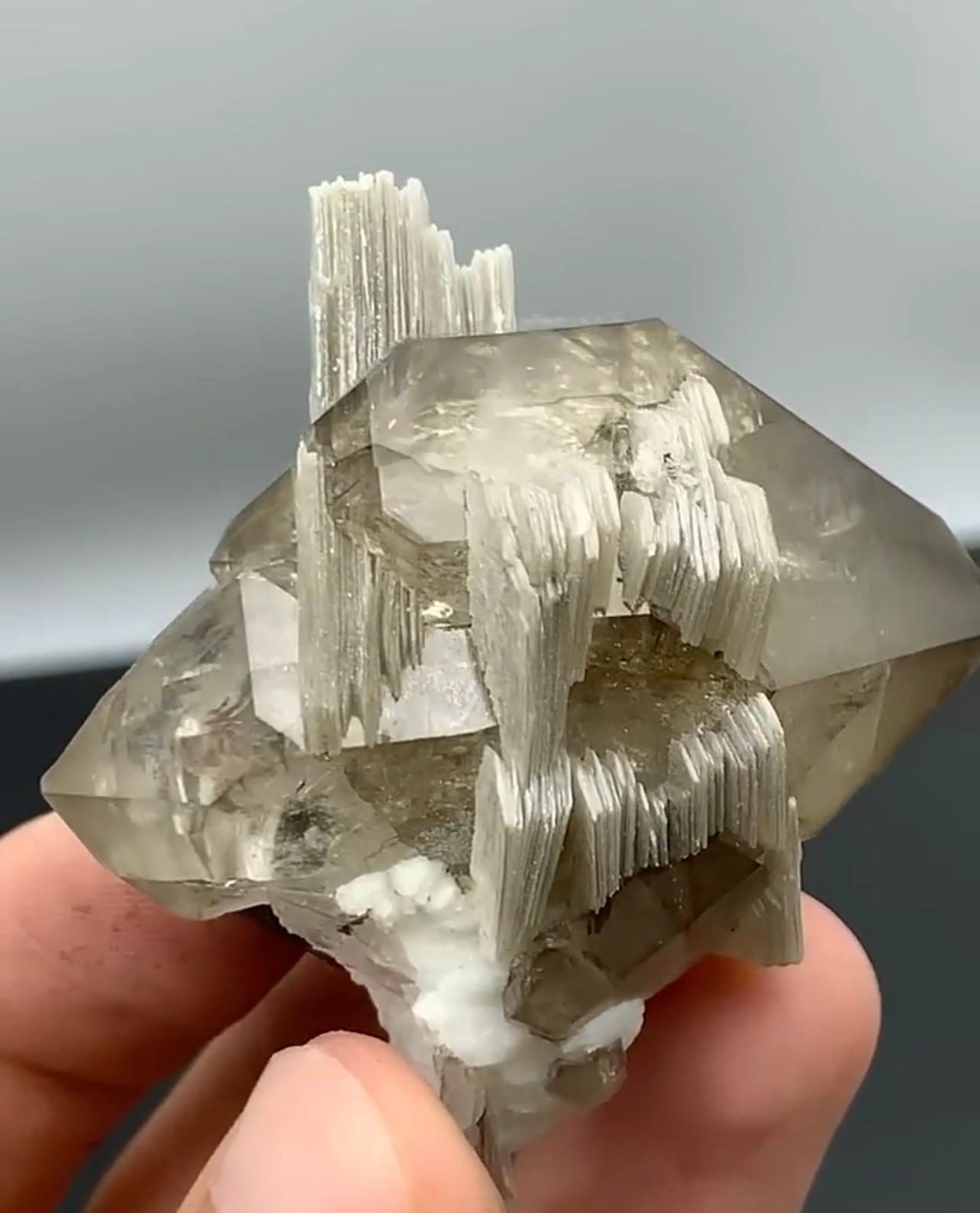 85 Grams Double Terminated Smoky Quartz With Muscovite From Pakistan In Good Condition For Sale In Peshawar, PK