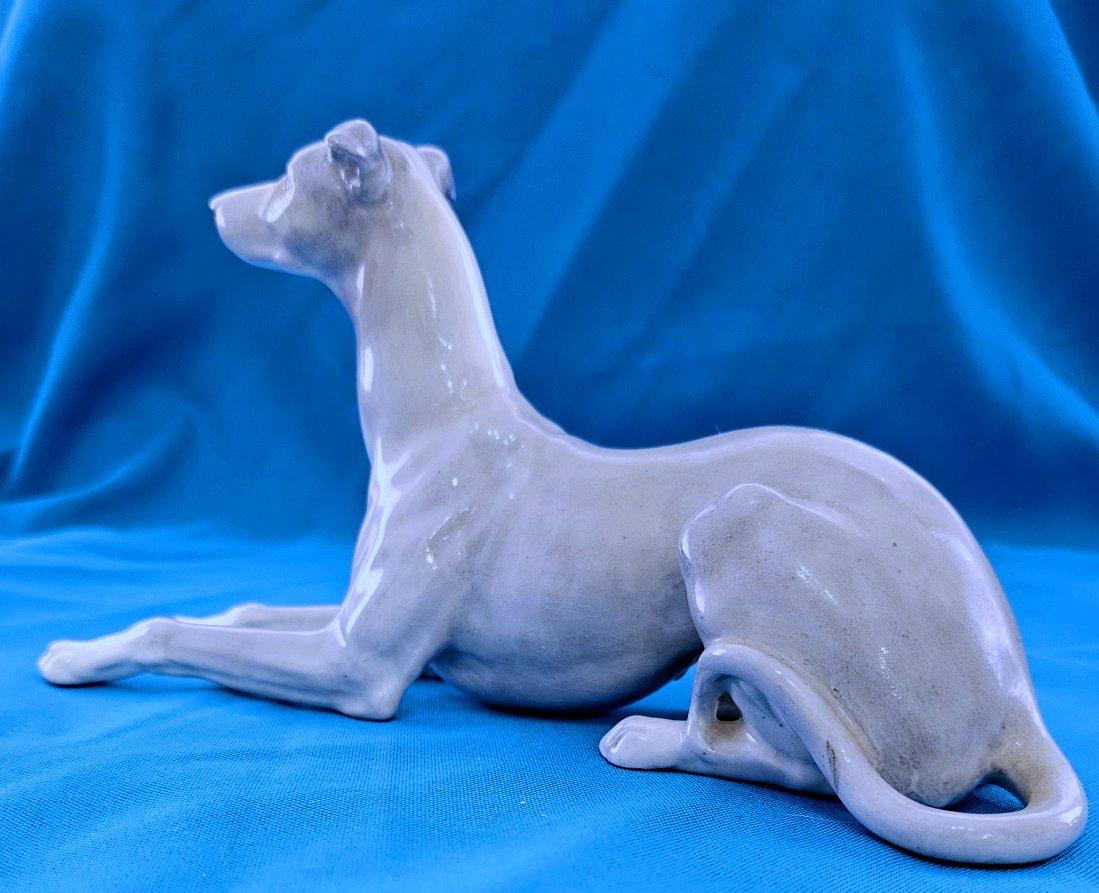 Sculpture de lévrier ou de marionnette en porcelaine gris-gris et blanc de 8,5 pouces  FERMETURE DE LA VENTE
*****NOTICE : NOTRE BOUTIQUE 1ST DIBS FERME À LA FIN DU MOIS DE MAI*****
Cette sculpture de chien de chasse en porcelaine ou en céramique du