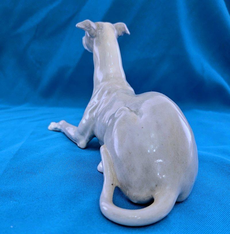Mid-Century Modern Sculpture de lévrier ou de marionnette en porcelaine gris-gris et blanc de 8,5 pouces