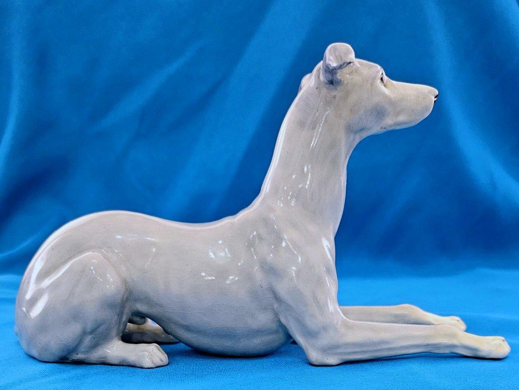 Autre Sculpture de lévrier ou de marionnette en porcelaine gris-gris et blanc de 8,5 pouces