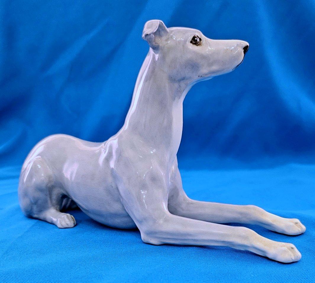 Sculpture de lévrier ou de marionnette en porcelaine gris-gris et blanc de 8,5 pouces Bon état à Warrenton, OR
