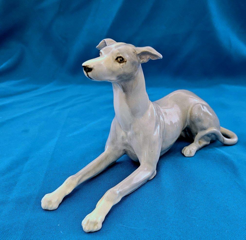 20ième siècle Sculpture de lévrier ou de marionnette en porcelaine gris-gris et blanc de 8,5 pouces