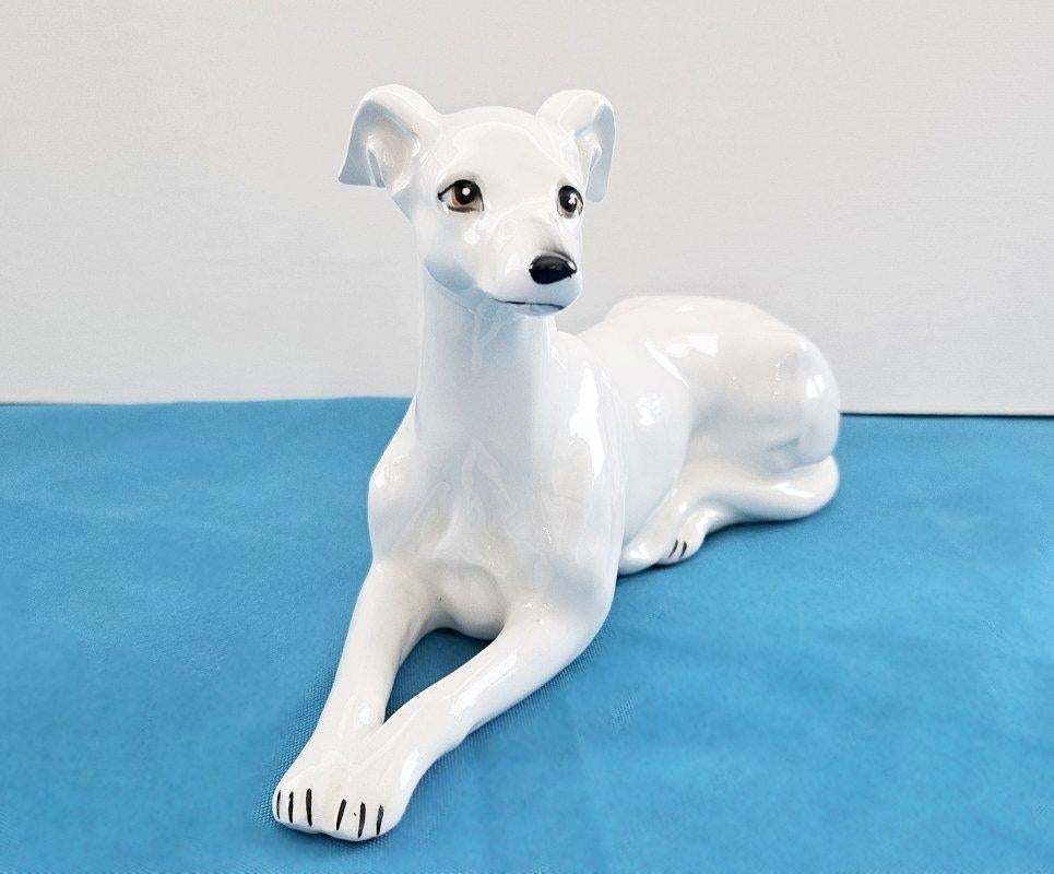 Levriero bianco in porcellana o ceramica da 8,5 pollici / Whiting in vendita
*****AVVISO: IL NOSTRO NEGOZIO 1ST DIBS CHIUDE ALLA FINE DI MAGGIO*****
Questa scultura di cane levriero/hippet in porcellana o ceramica della metà del secolo scorso è in