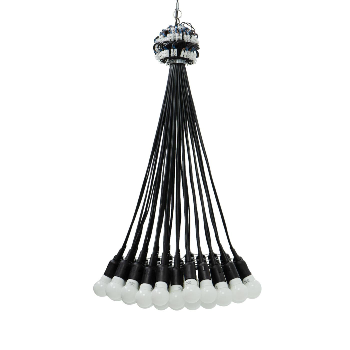 Une lampe qui n'utilise que les éléments les plus essentiels pour créer de la lumière : ampoules, fils et connecteurs :

La lampe 85, conçue par Rody Graumans pour Droog Design dans les années 1990, est un plafonnier unique et emblématique. Elle