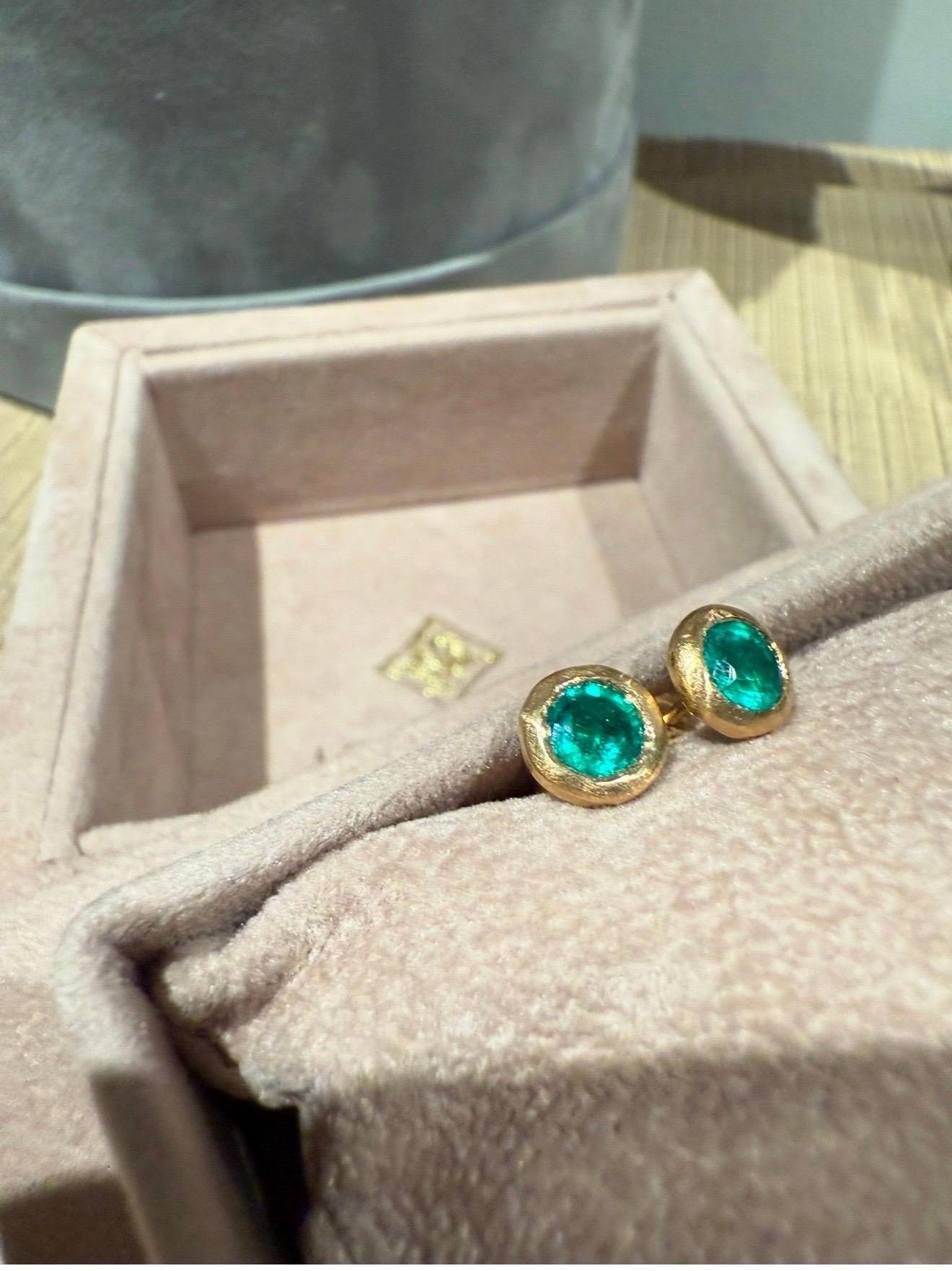 Artisan Leto Lama Natural Emerald Round Bezel Studs, Brushed 18 ct Yellow gold handmade For Sale