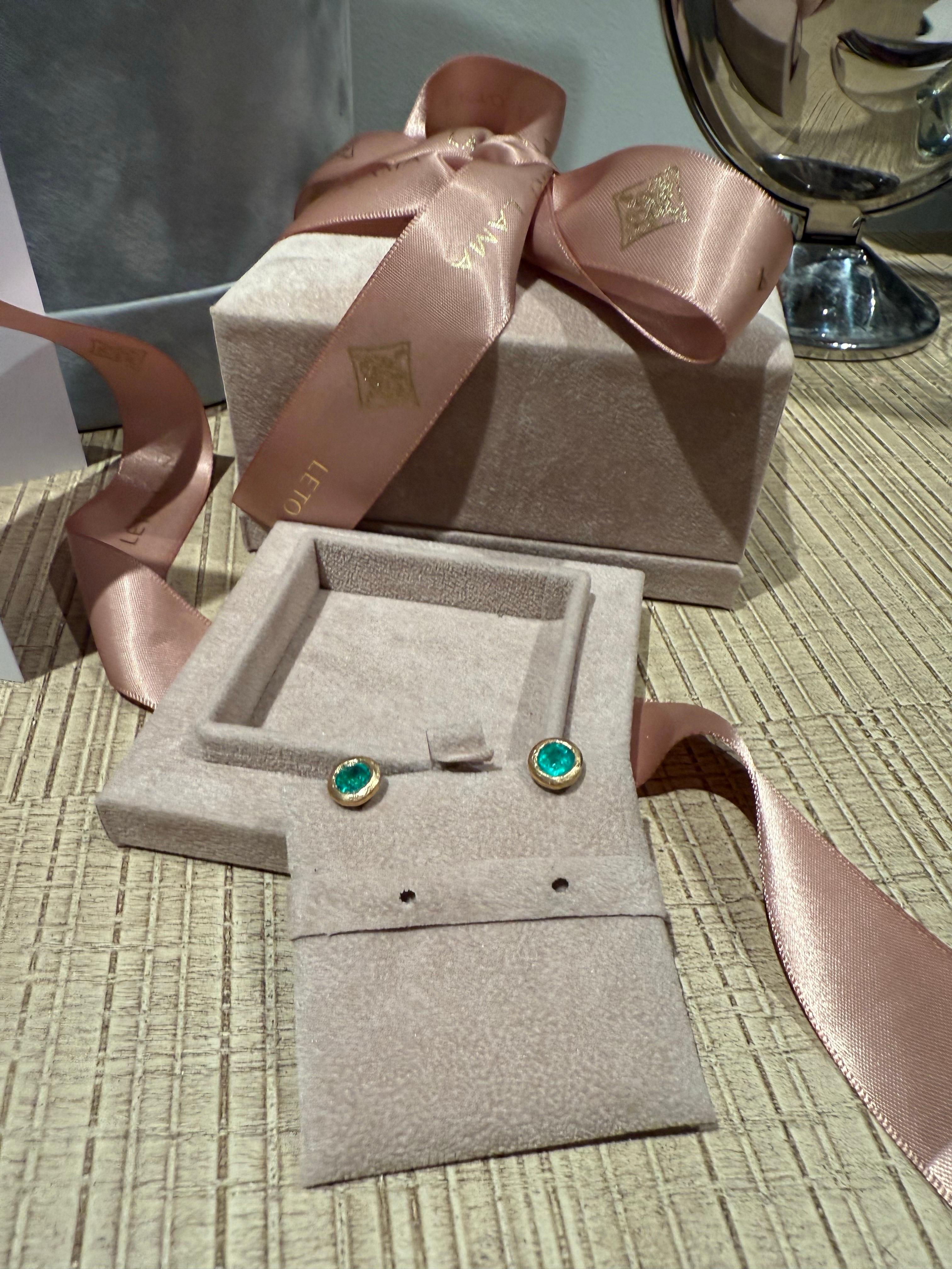 Round Cut Leto Lama Natural Emerald Round Bezel Studs, Brushed 18 ct Yellow gold handmade For Sale