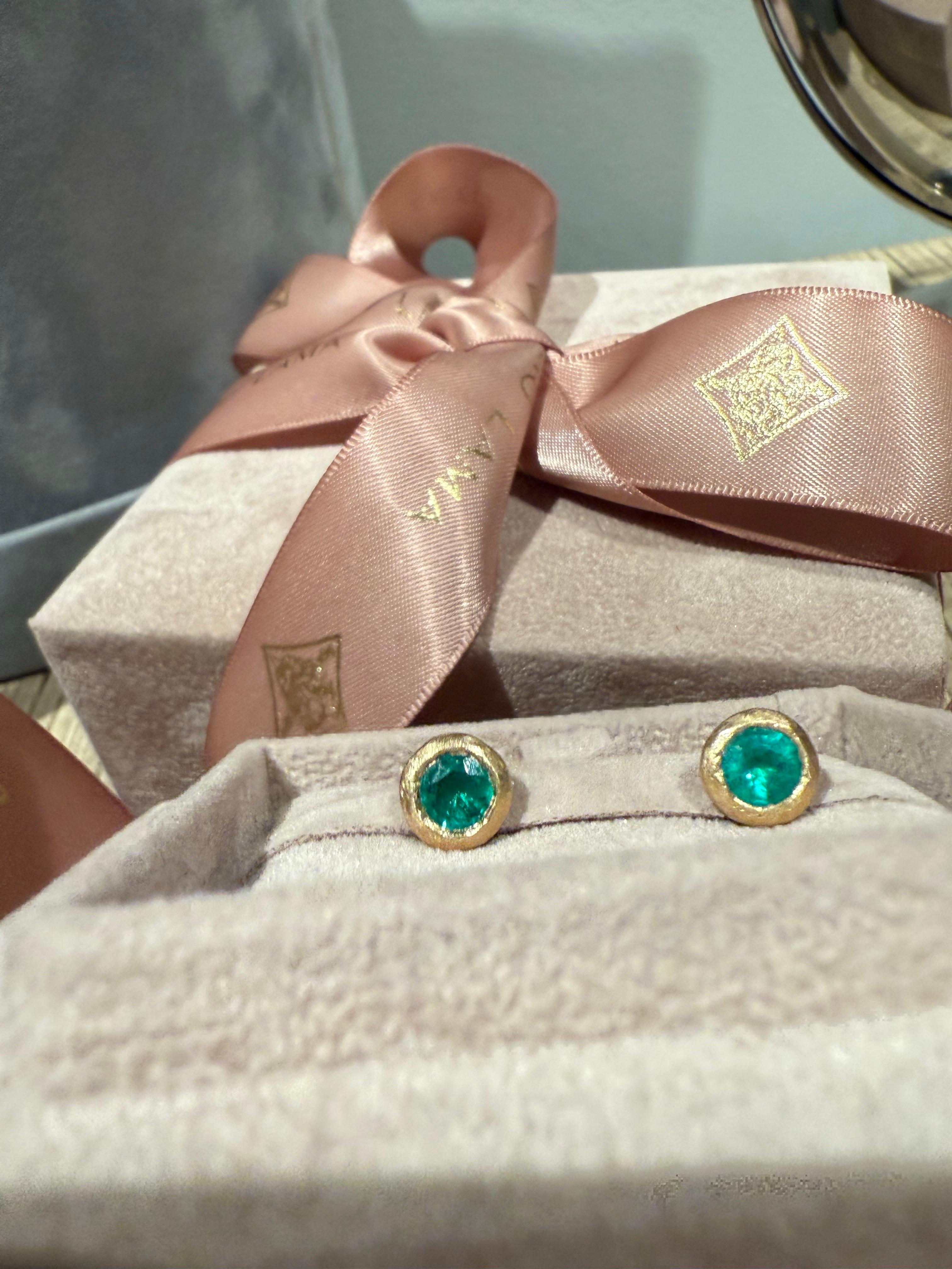 Leto Lama Natural Emerald Round Bezel Studs, Brushed 18 ct Yellow gold handmade In New Condition For Sale In London, GB