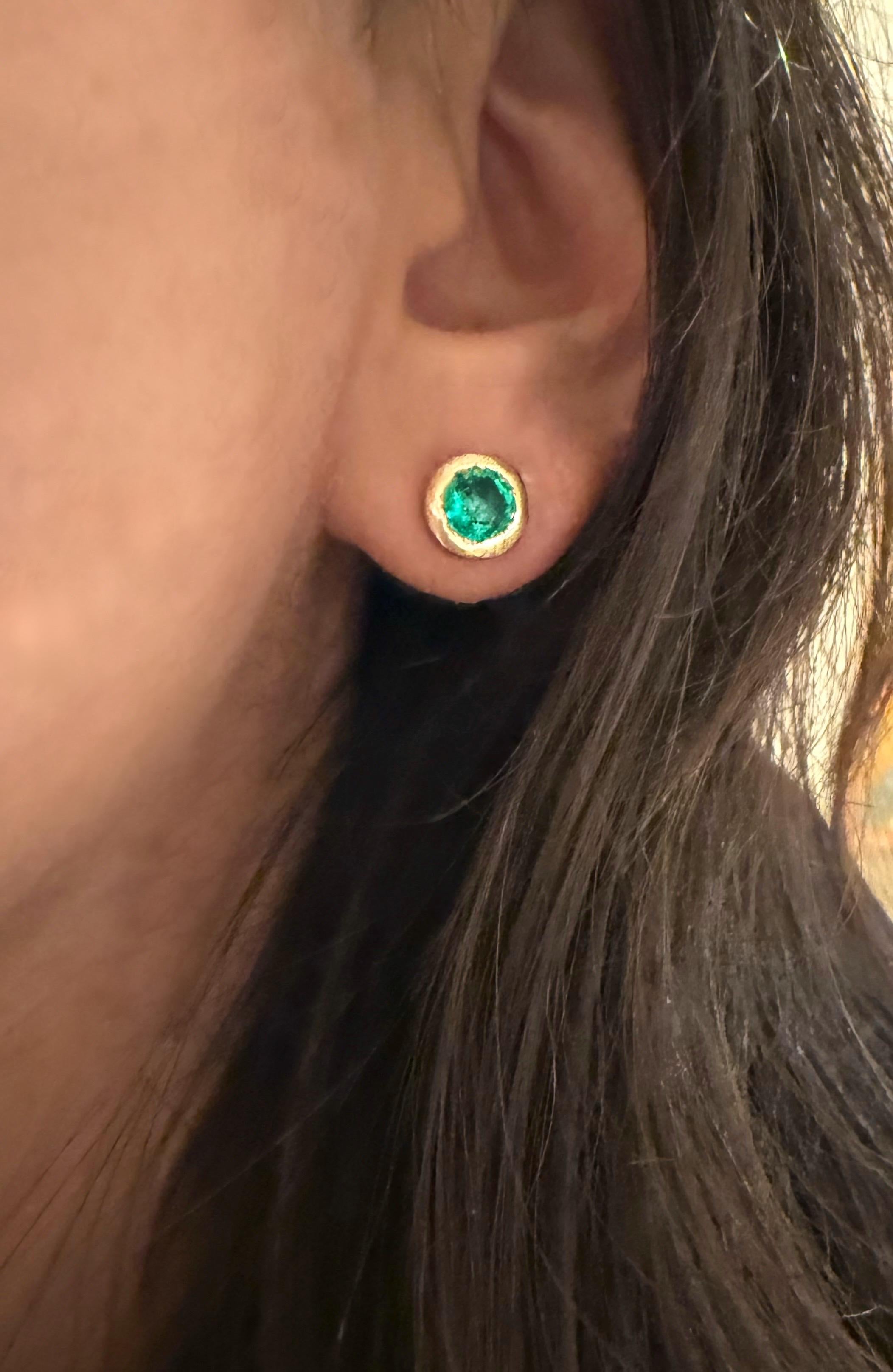 Women's or Men's Leto Lama Natural Emerald Round Bezel Studs, Brushed 18 ct Yellow gold handmade For Sale