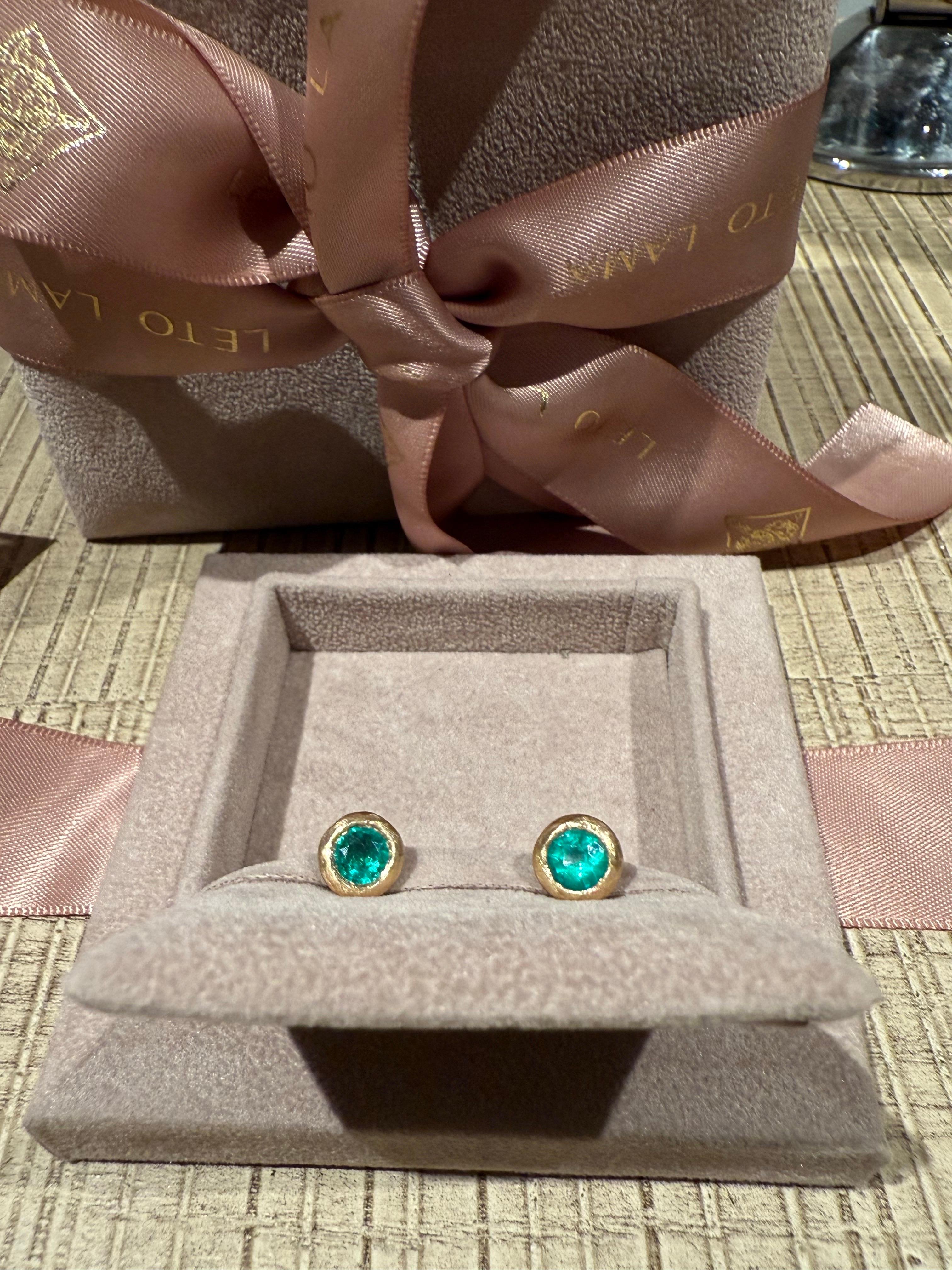 Leto Lama Natural Emerald Round Bezel Studs, Brushed 18 ct Yellow gold handmade For Sale 1