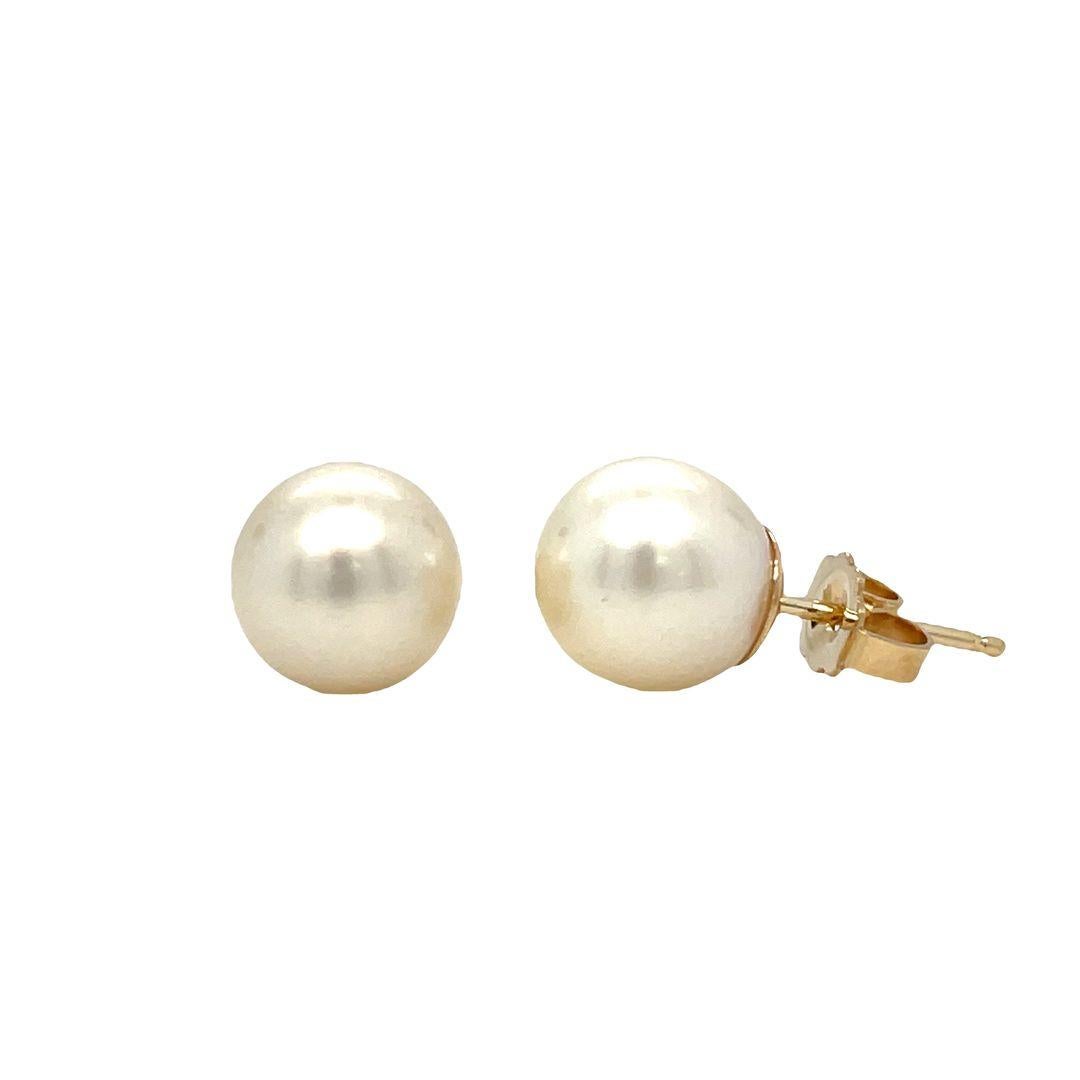 Taille ronde Boucles d'oreilles en or jaune 14K avec perles blanches rondes de 8.5 mm en vente