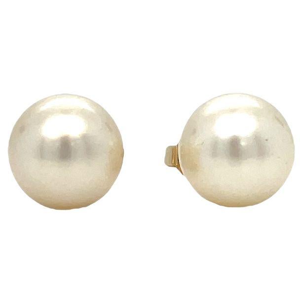 Boucles d'oreilles en or jaune 14K avec perles blanches rondes de 8.5 mm en vente