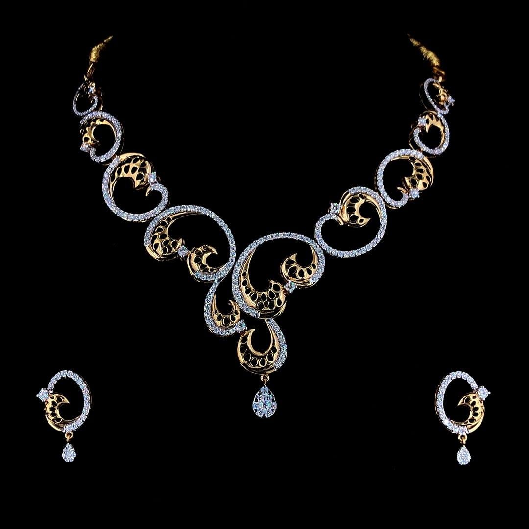 Artisan 8.5 TCW Moissanite 18kt Gold designer Bridal Necklace, Earring, Bracelet set For Sale