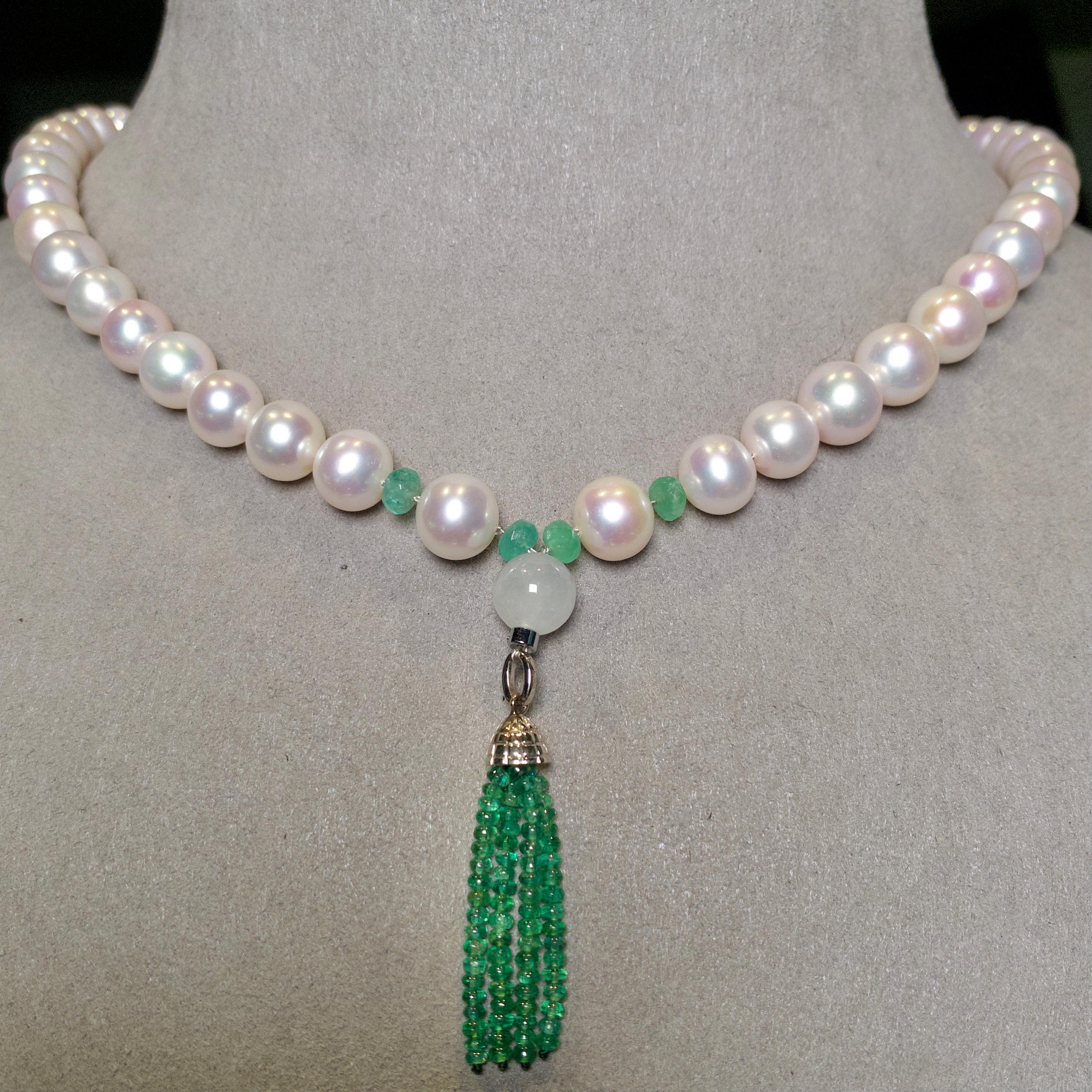 Contemporaneo Collana di perle d'acqua dolce, smeraldi e giadeite con chiusura in oro 18 carati in vendita