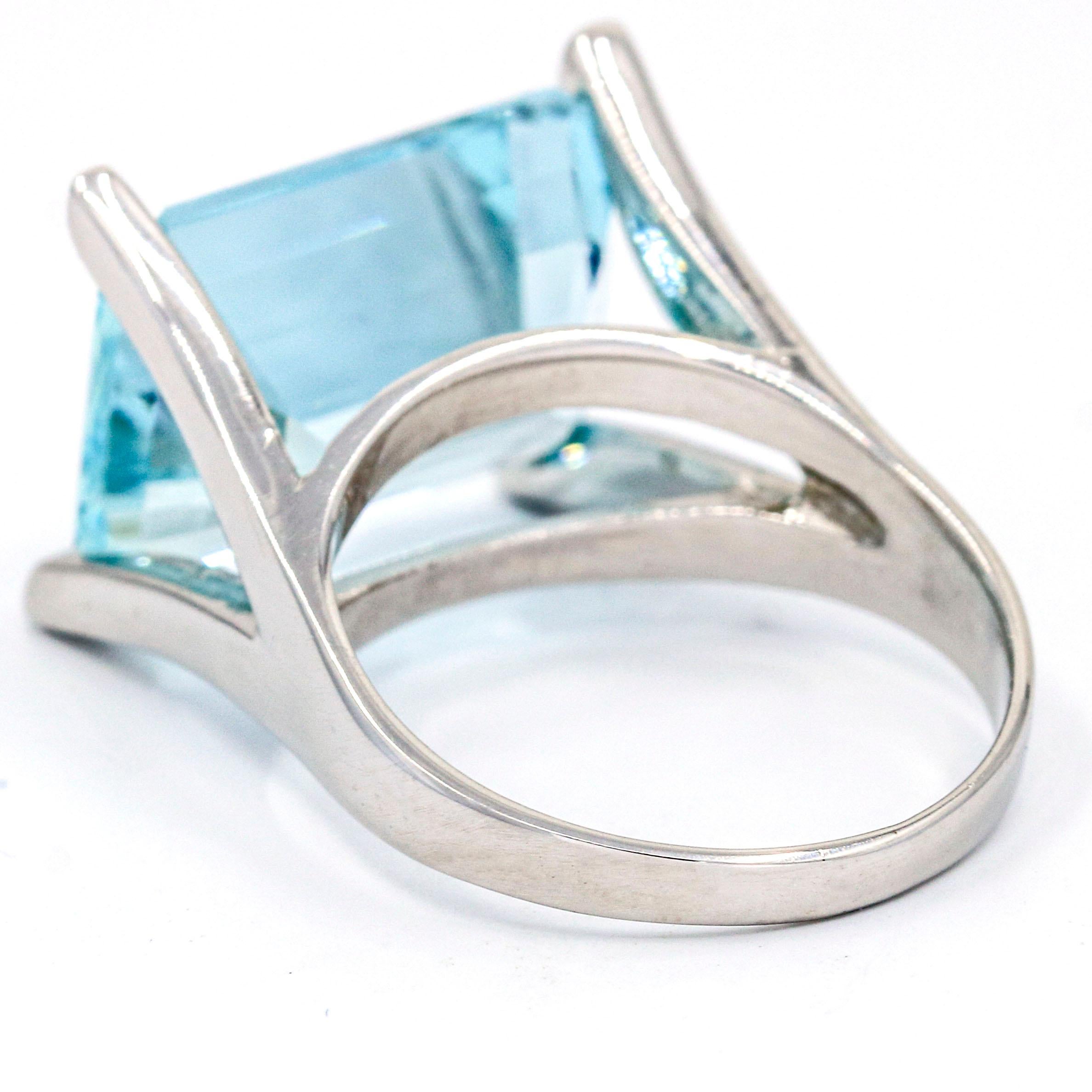 8.50 Carat 14 Karat White Gold Aquamarine Cocktail Ring In Excellent Condition For Sale In Fort Lauderdale, FL