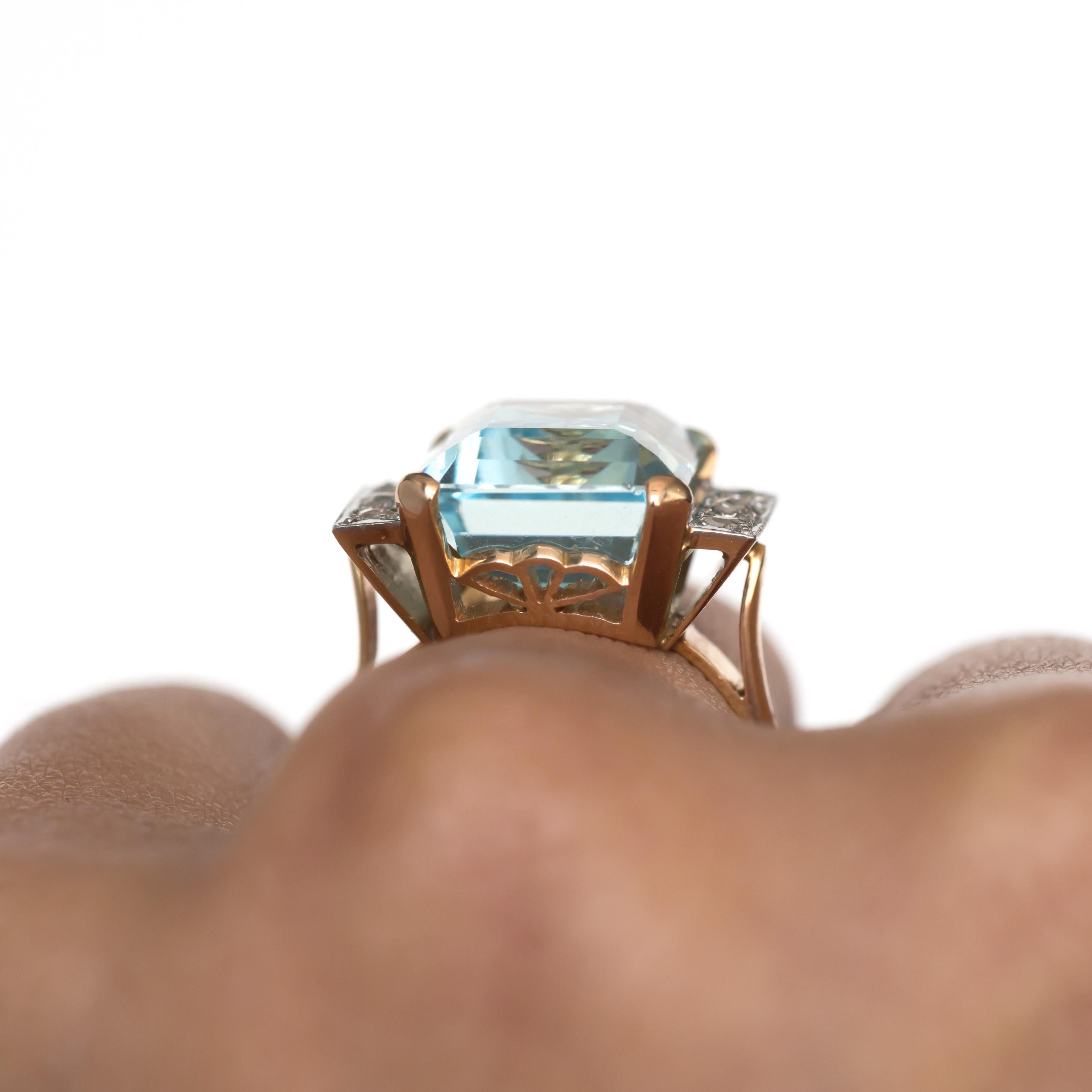 Women's or Men's 8.50 Carat Aquamarine Rose Gold Engagement Ring For Sale