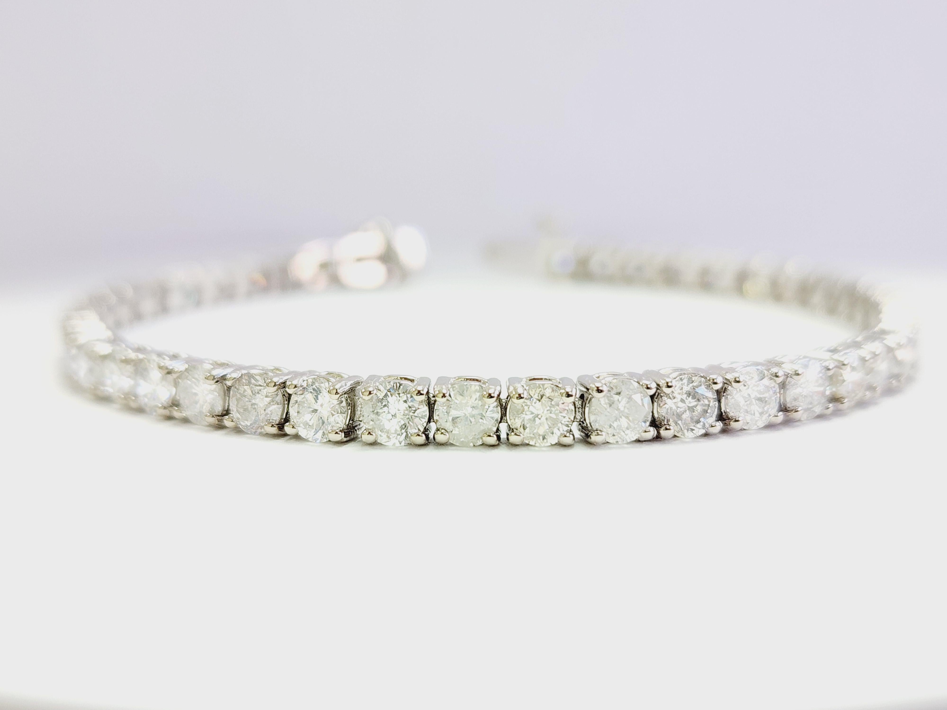 Beautiful quality tennis bracelet, round-brilliant cut white diamonds with excellent shine!
14 karat white gold classic four-prong style for maximum light brilliance. 

Length: 7 inch
Color Range: G
Clarity Range: SI-I
Width: 3.6 mm wide

*Free