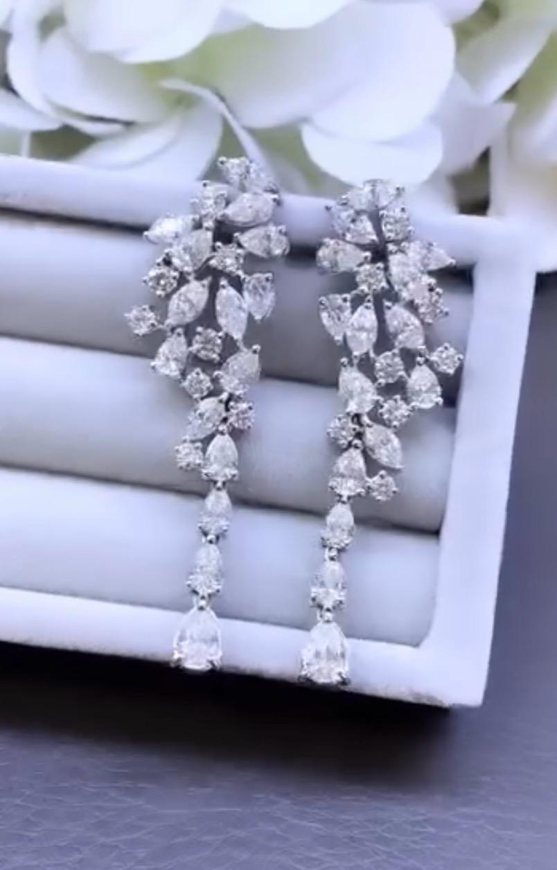 For the  modern woman who appreciates tradition and strong values, we see no better option than this classic and fabulous Special cut Diamonds Earrings.
A Natural Diamonds chandelier earrings that dusts the shoulders . A perfect earrings for a very