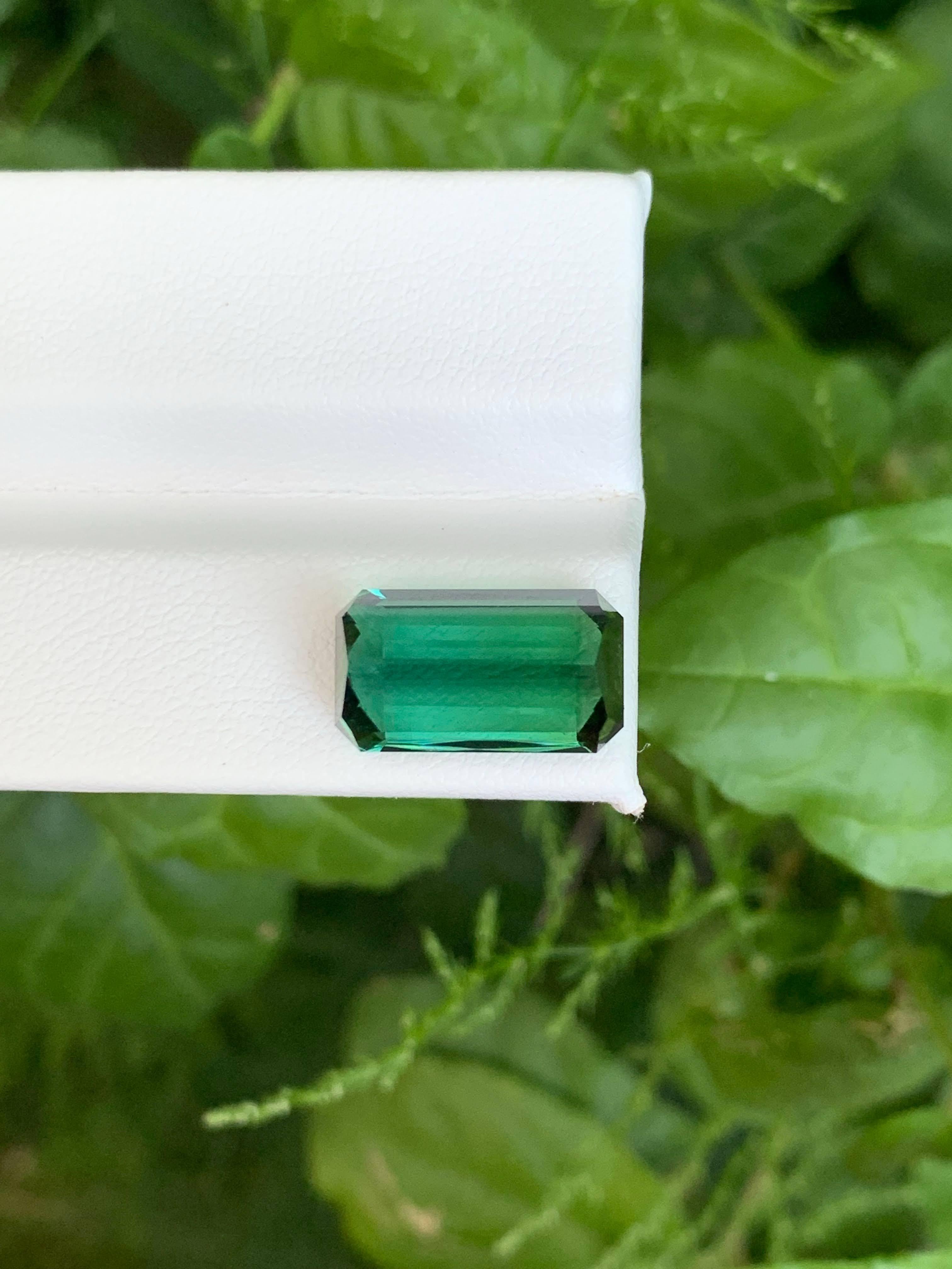 Gema afgana suelta de turmalina azul verdosa natural de 8.50 quilates, talla esmeralda Moderno en venta