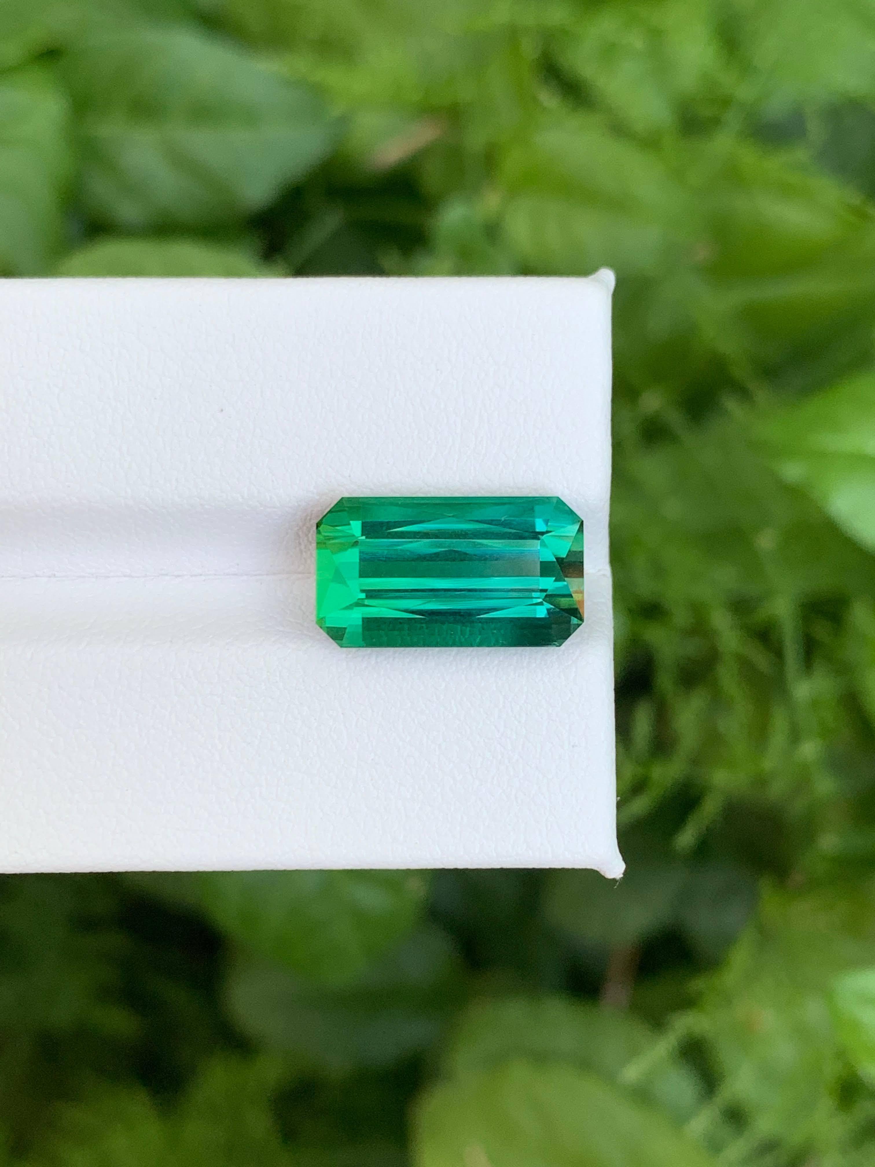 Gema afgana suelta de turmalina azul verdosa natural de 8.50 quilates, talla esmeralda Corte esmeralda en venta