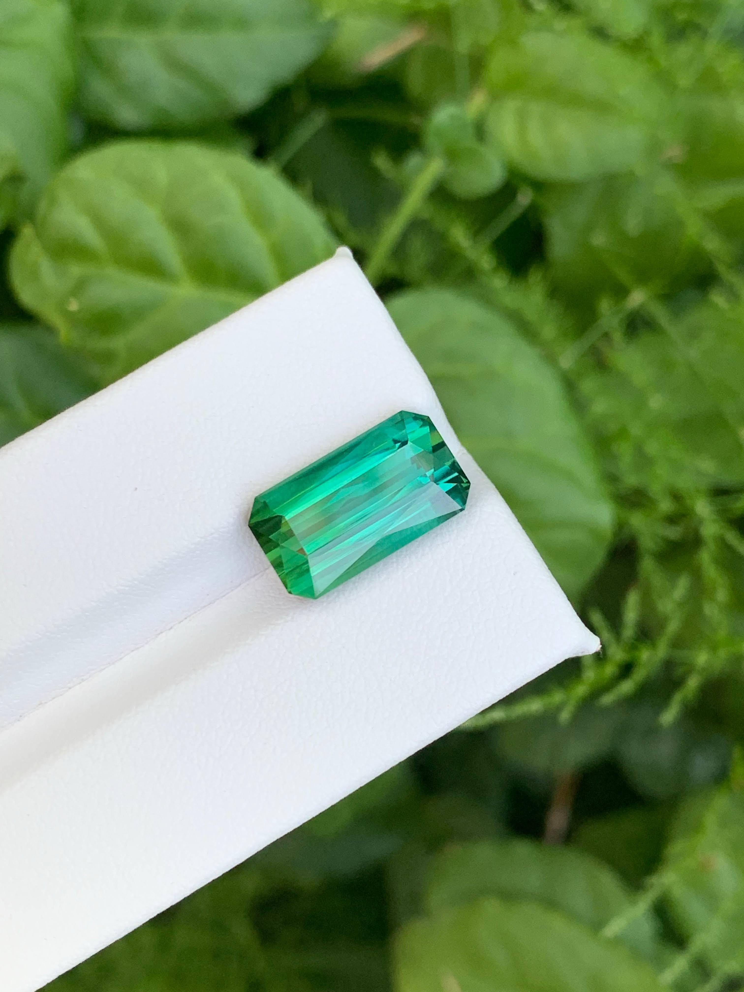 Gema afgana suelta de turmalina azul verdosa natural de 8.50 quilates, talla esmeralda en Nuevo estado para la venta en Bangkok, TH