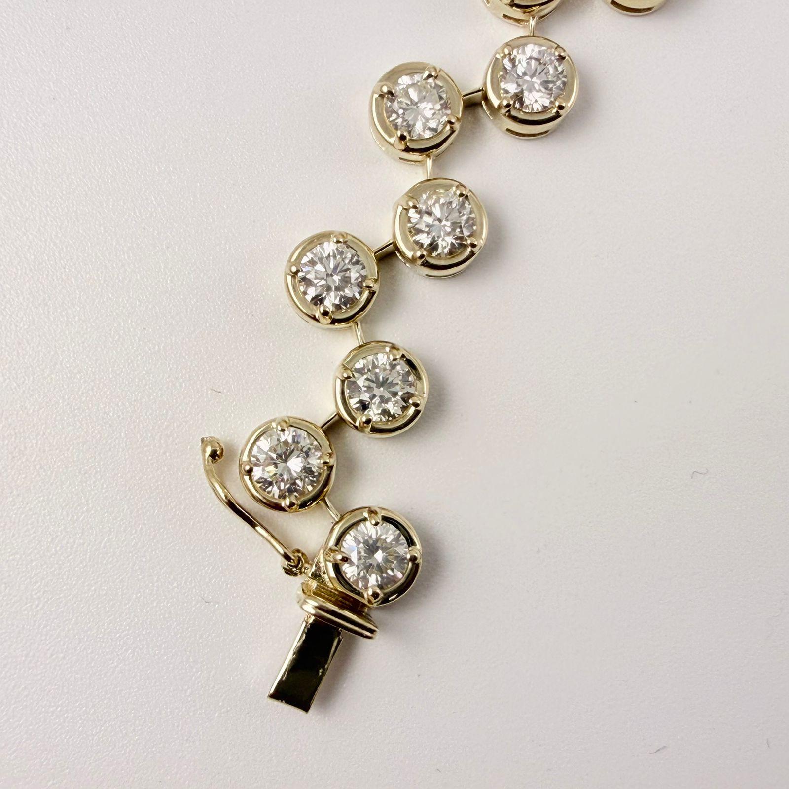 Este diseño de 8,50 quilates, una reinterpretación contemporánea de la intemporal pulsera tenis, muestra una línea completa de diamantes redondos talla brillante, cada uno engastado individualmente en bisel en cálido oro amarillo de 14 quilates. Los