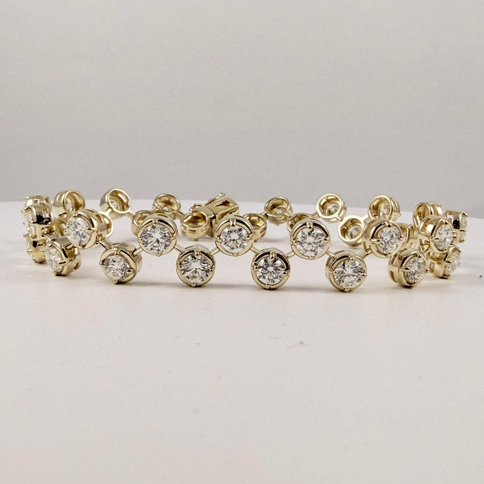Pulsera con bisel de diamantes redondos de 8,50 quilates en oro amarillo de 14 quilates en venta 1