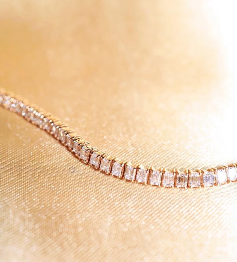 An exquisite Diamonds tennis bracelet in a contemporary design, so elegant and refined style .
Elevate your timeless of beauty and add a touch of light and sophistication on your look.
Stunning bracelet come in 18K gold with dazzling Diamonds of