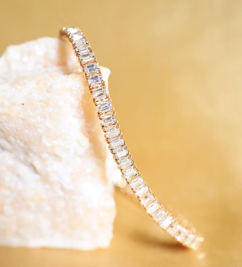 Emerald Cut 8.50 Carats Emeralds Shape Diamonds 18K Gold Bracelet For Sale