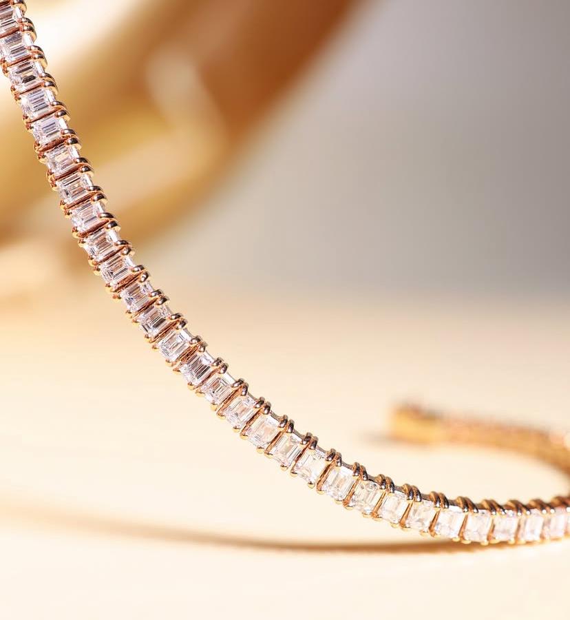 8.50 Carats Emeralds Shape Diamonds 18K Gold Bracelet In New Condition For Sale In New Delhi, Delhi