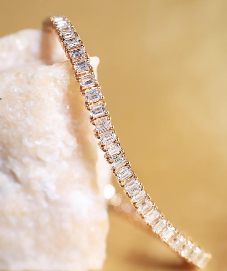 8.50 Carats Emeralds Shape Diamonds 18K Gold Bracelet For Sale 2