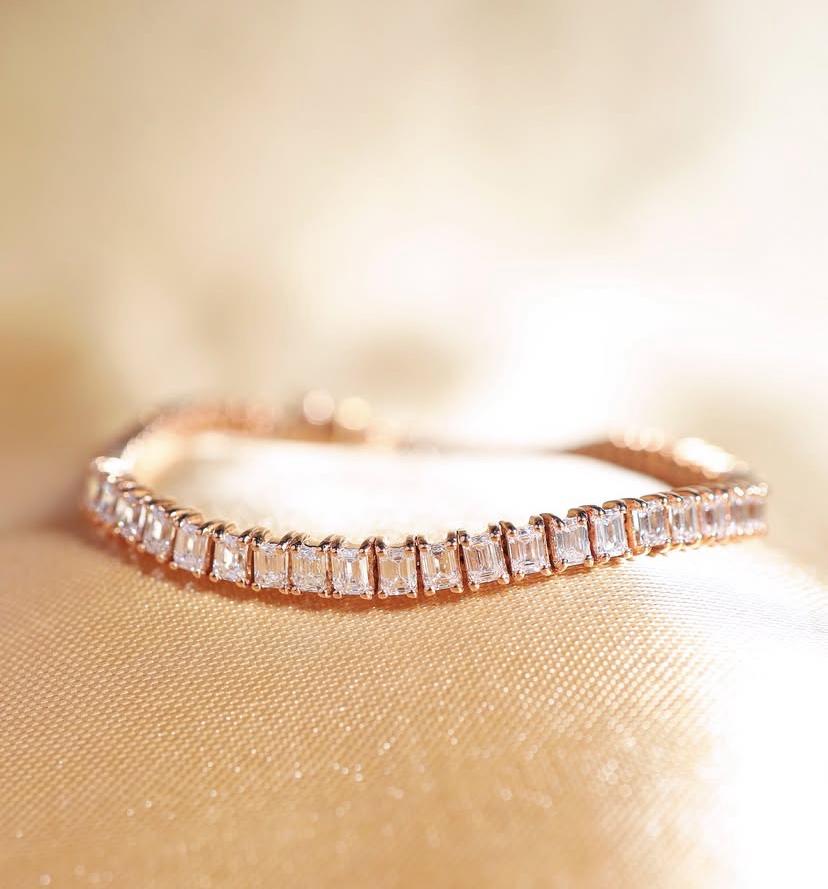 8.50 Carats Emeralds Shape Diamonds 18K Gold Bracelet For Sale 3