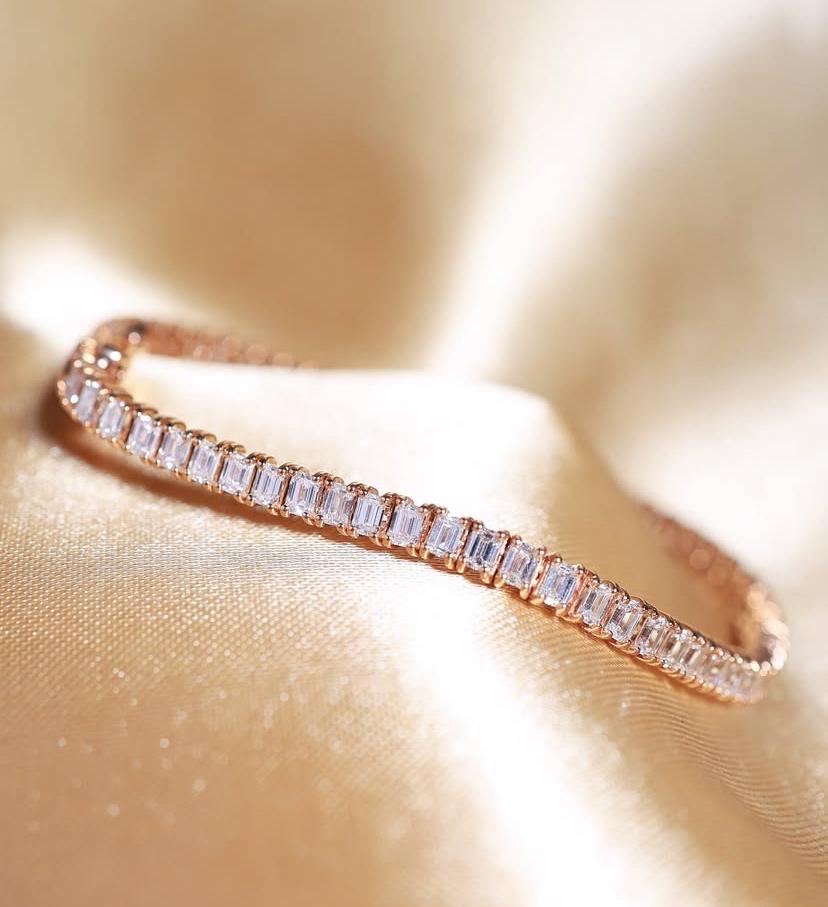 8.50 Carats Emeralds Shape Diamonds 18K Gold Bracelet For Sale 4