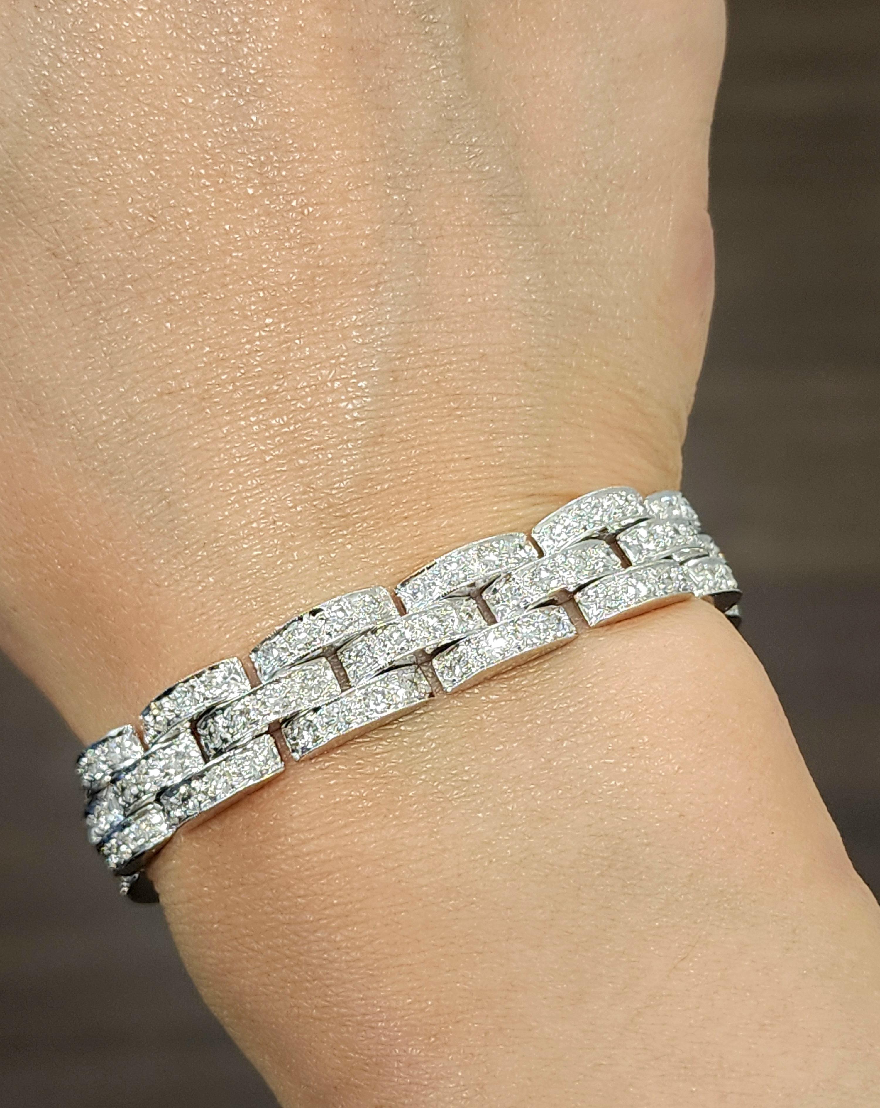 This exquisite link bracelet is crafted in 18k white gold. It features 168 round white diamonds with a total carat weight of 8.50, showcasing a color grade of E/F and a clarity of VS1/VS2. A stunning piece to enhance any collection.