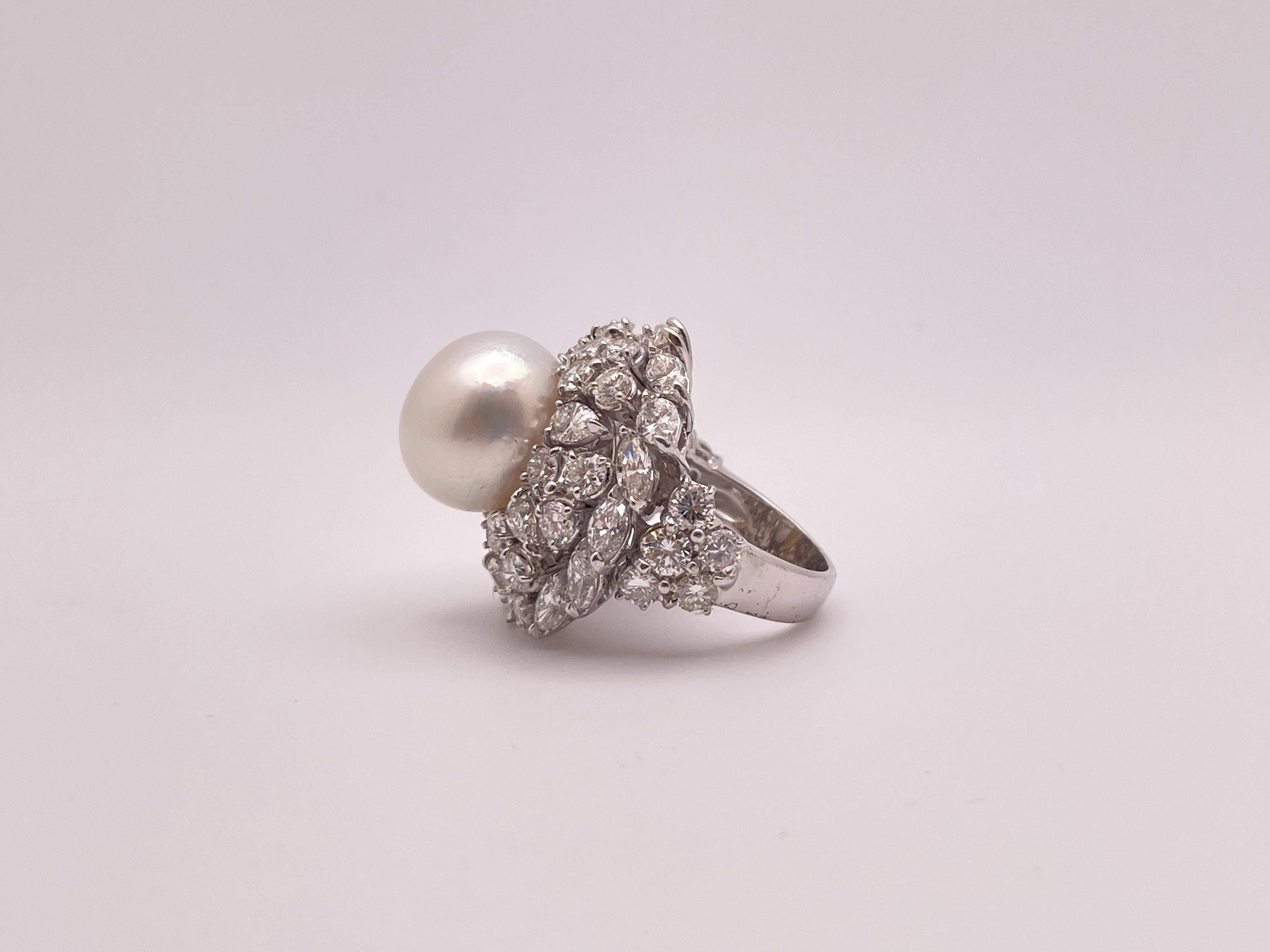 Taglio rotondo Anello Ballerina con diamante e perla bianca naturale 8,50 CT in vendita