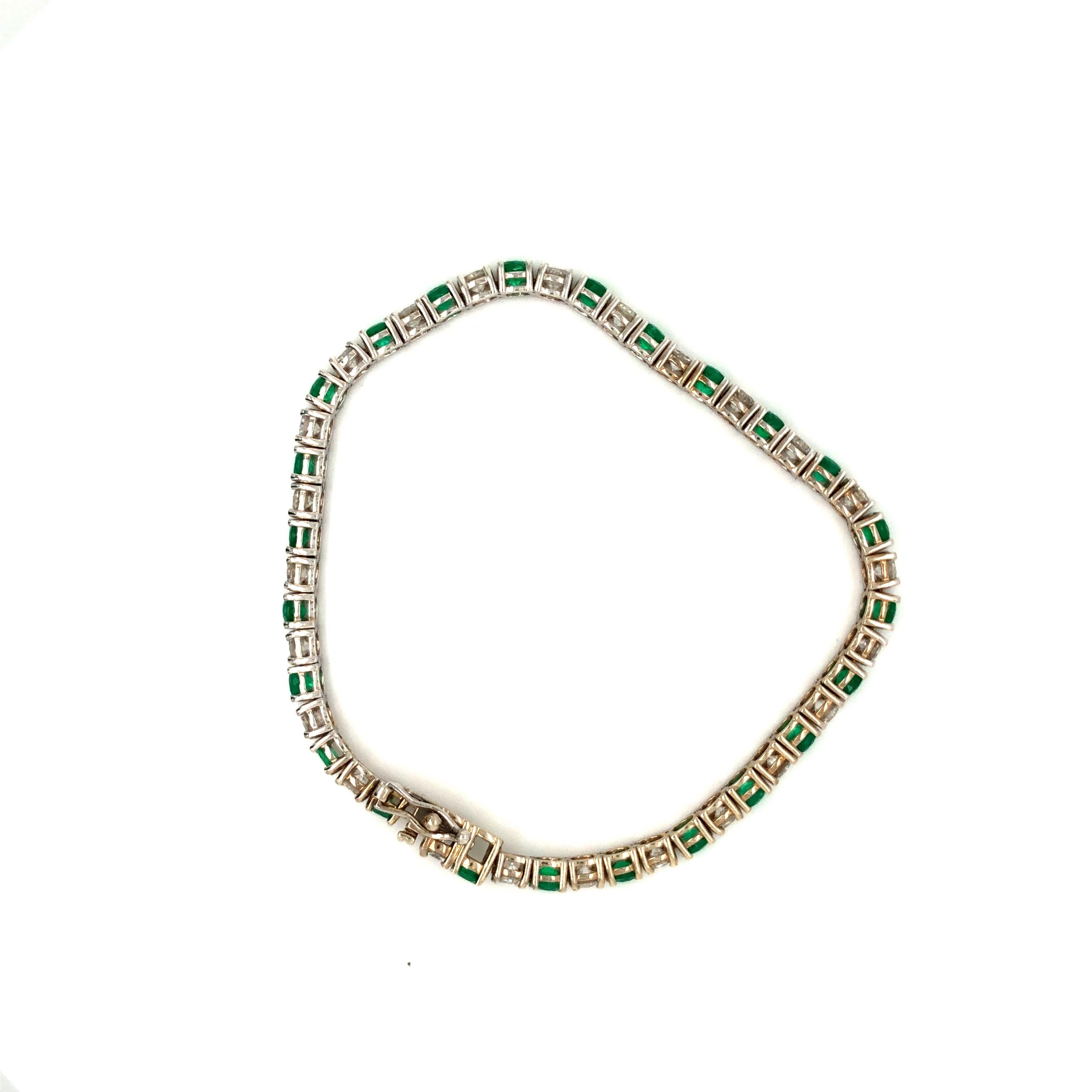 Round Cut 8.50 Carat Emerald and Diamonds Straight-Line Bracelet, 14 Karat Gold