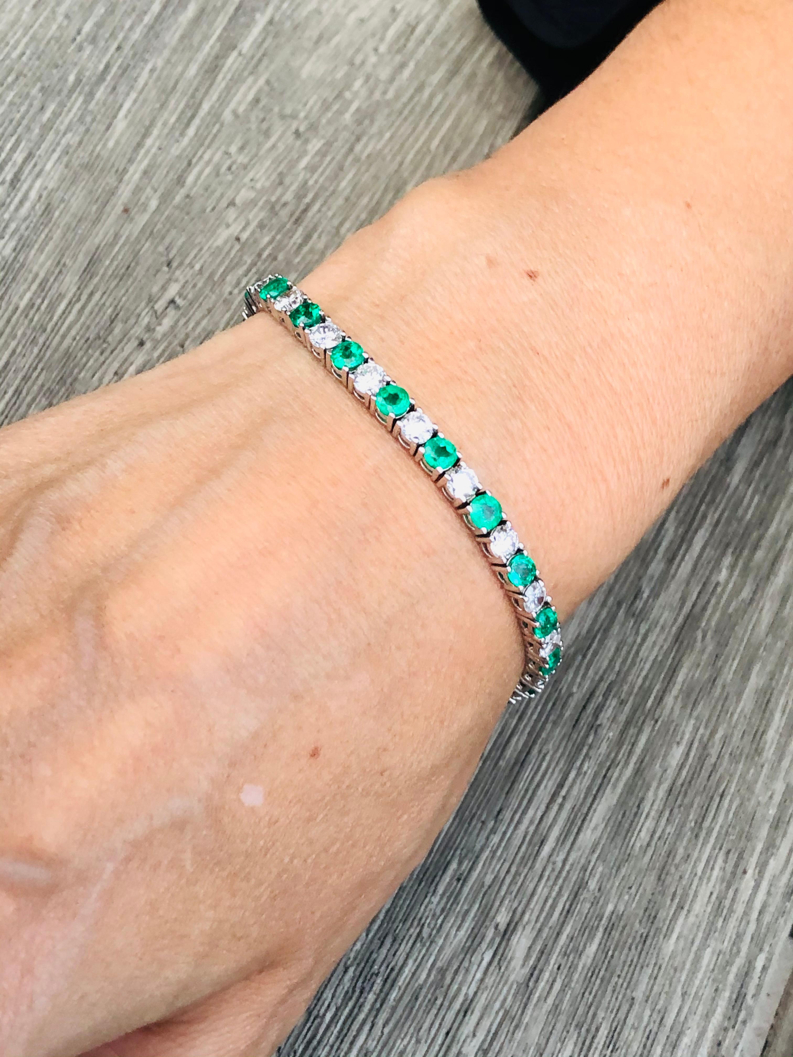 8.50 Carat Emerald and Diamonds Straight-Line Bracelet, 14 Karat Gold In Excellent Condition In Miami, FL