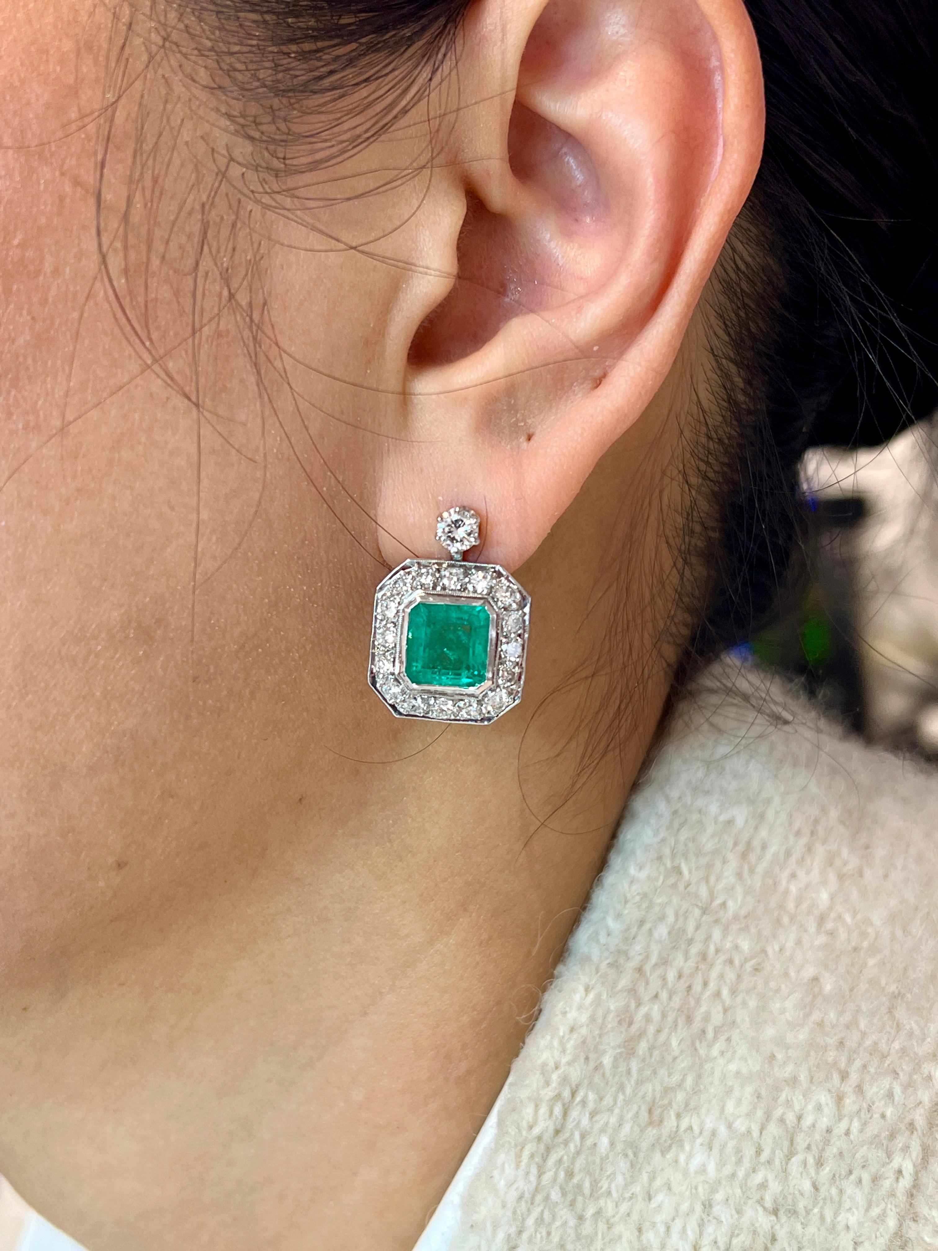 Diese atemberaubenden 8,50-karätigen GIA-Ohrringe mit kolumbianischem Smaragd und Diamanten sind ein echter Hingucker. Die Diamanten in diesen Ohrringen haben eine Farbe von G/H und eine Reinheit von SI1/SI2. Eine tolle Ergänzung für jede Garderobe.