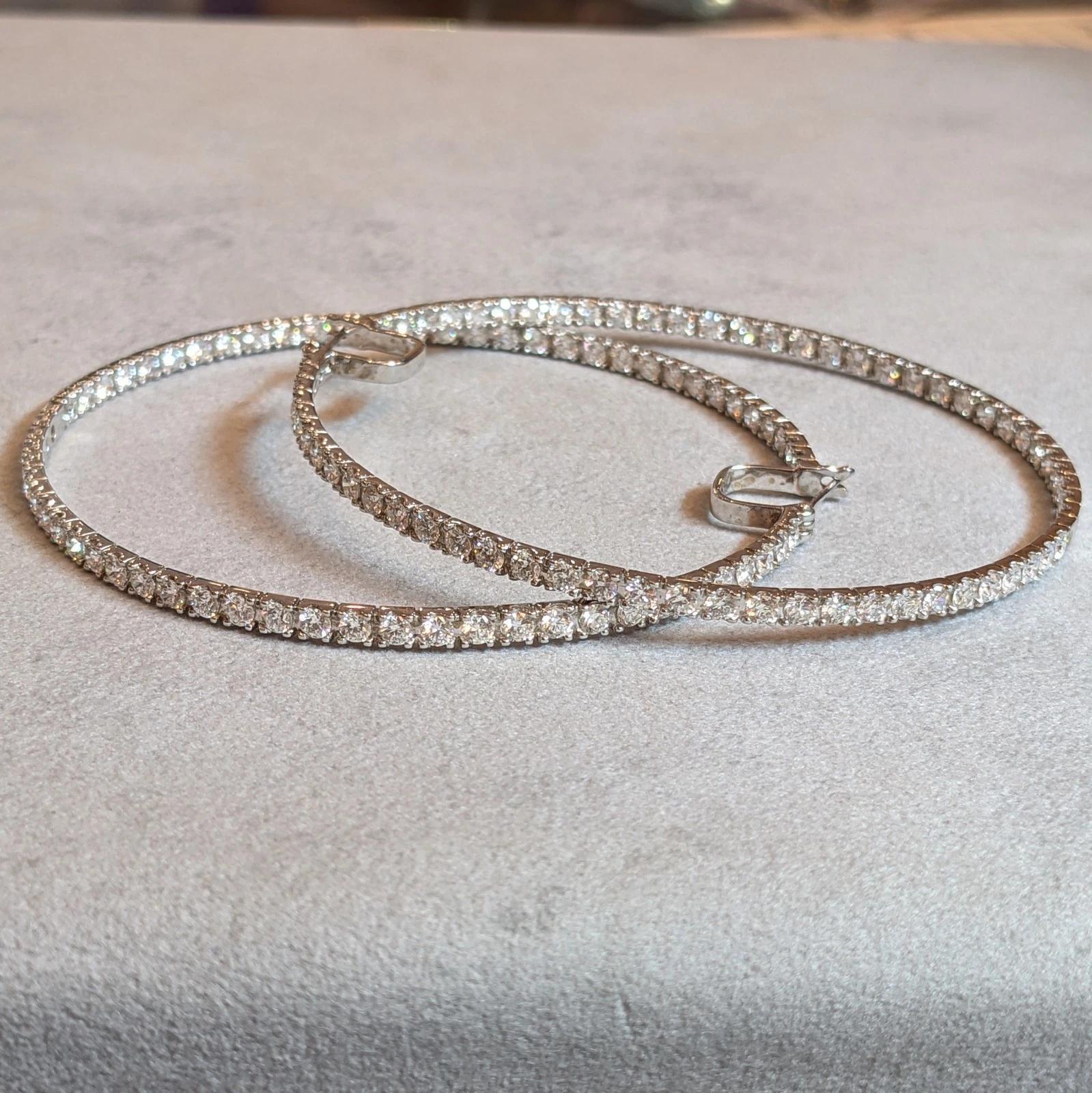 Orecchini a cerchio con diamante rotondo grande all'interno in oro bianco 18 ct.

Gli orecchini a cerchio con diamanti grandi presentano 32 diamanti rotondi a brillante sulla metà esterna e 31 diamanti rotondi a brillante sulla metà interna di