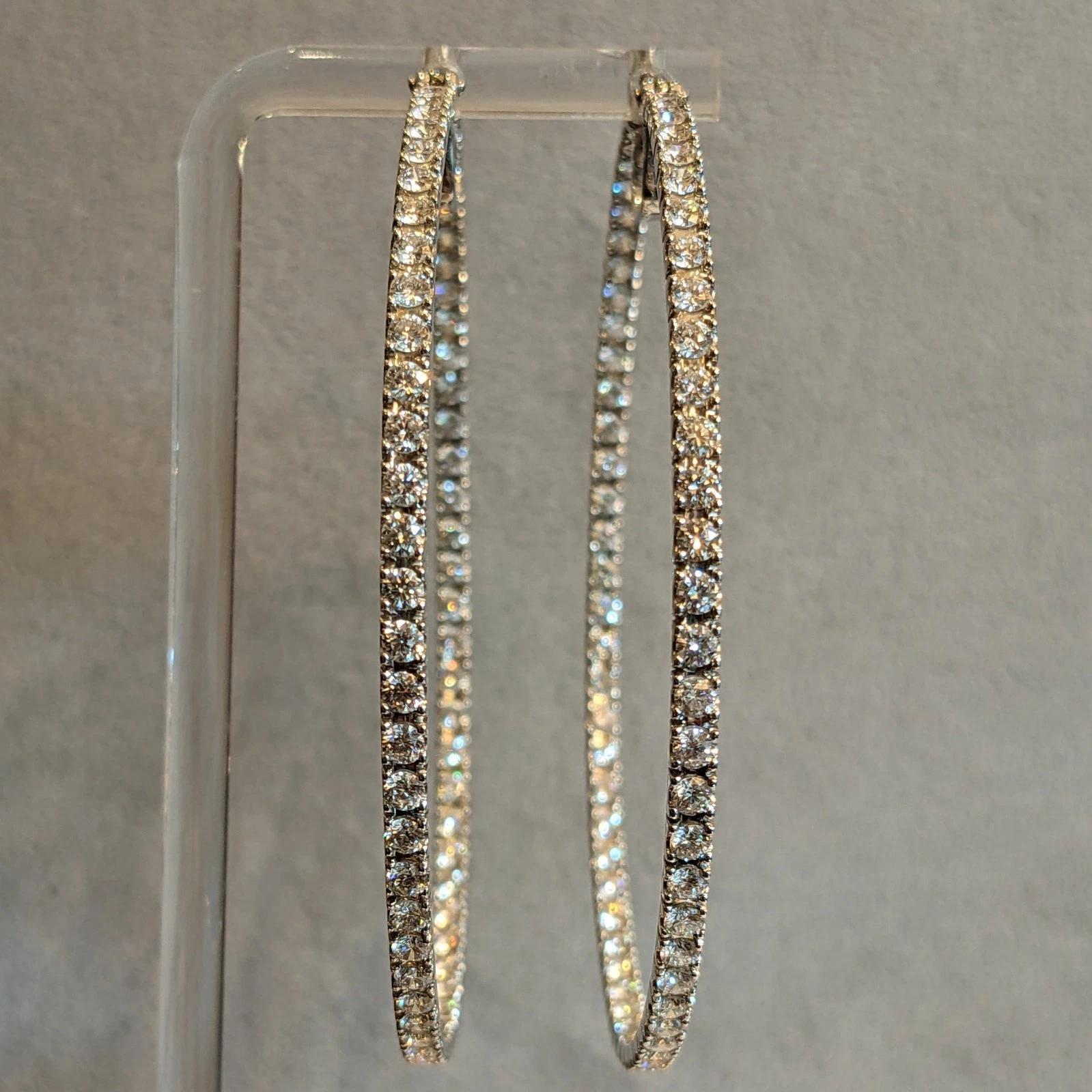 Taglio rotondo Orecchini a cerchio grandi con diamante rotondo Inside Out da 8,50 cttw in oro bianco 18k in vendita